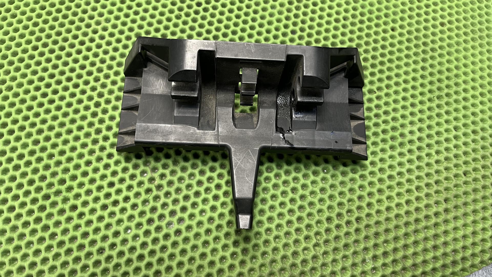 Кронштейн сиденья передний к28 52537677678