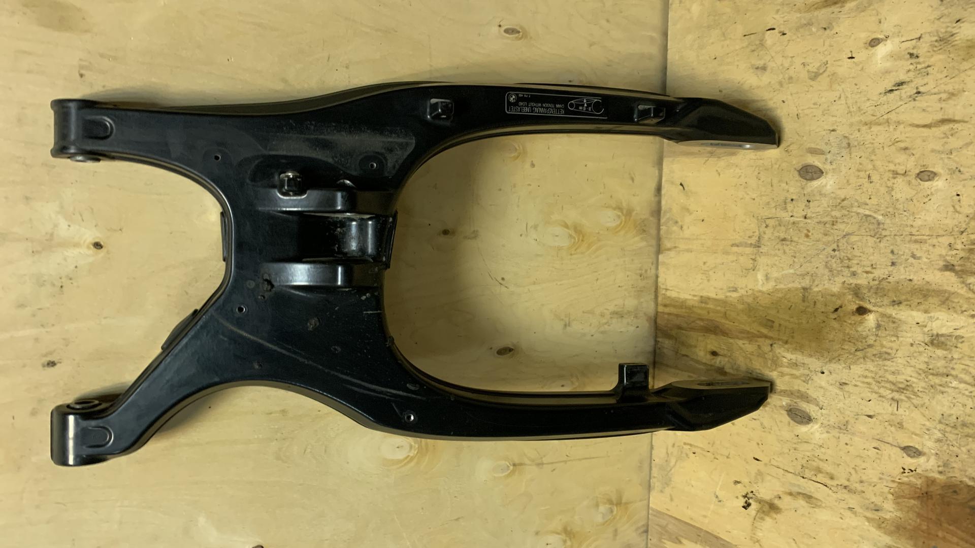 Качающийся рычаг заднего колеса Schwarz 33178549120