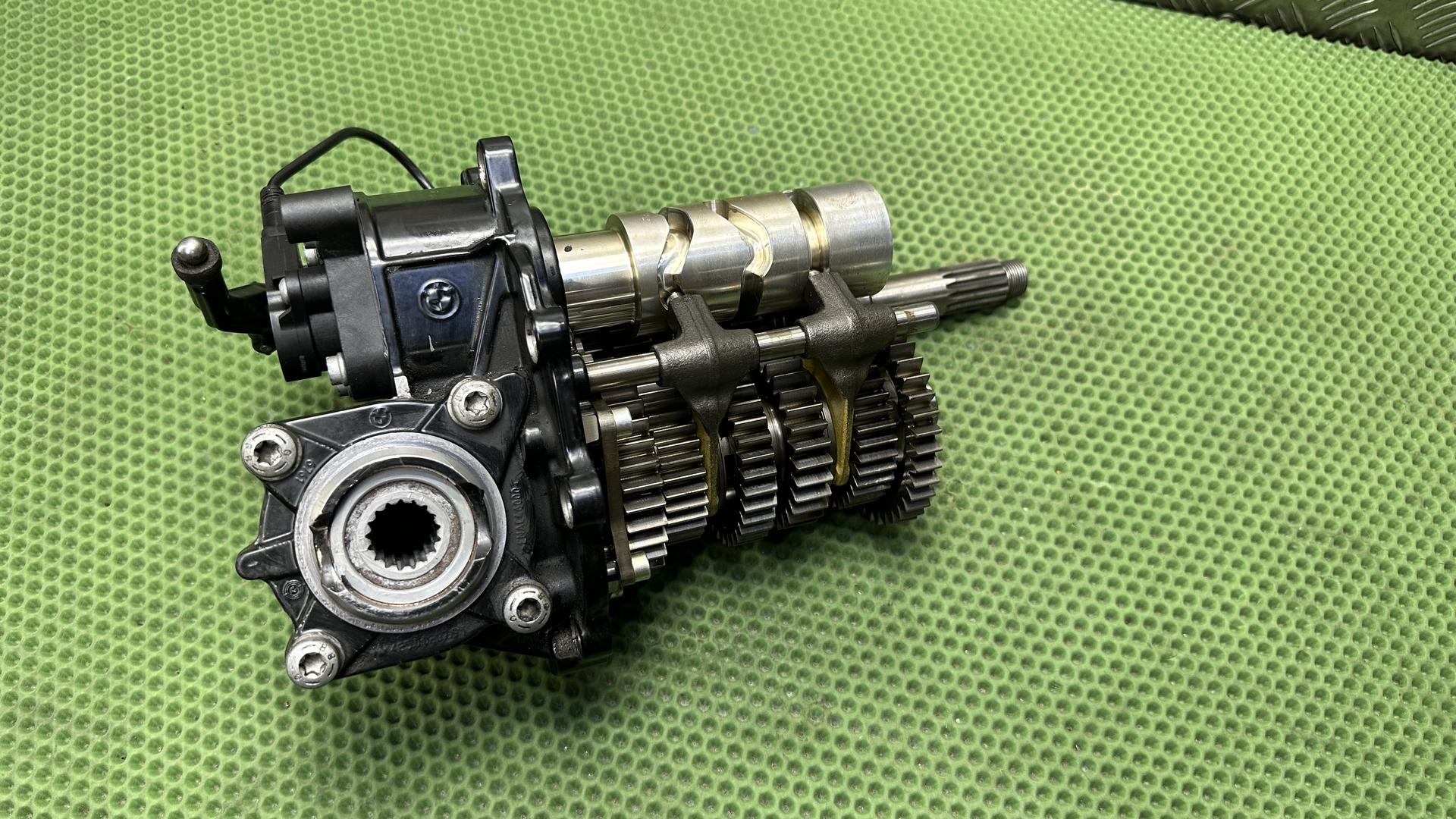 6-ступенчатая КПП черная 23007726370