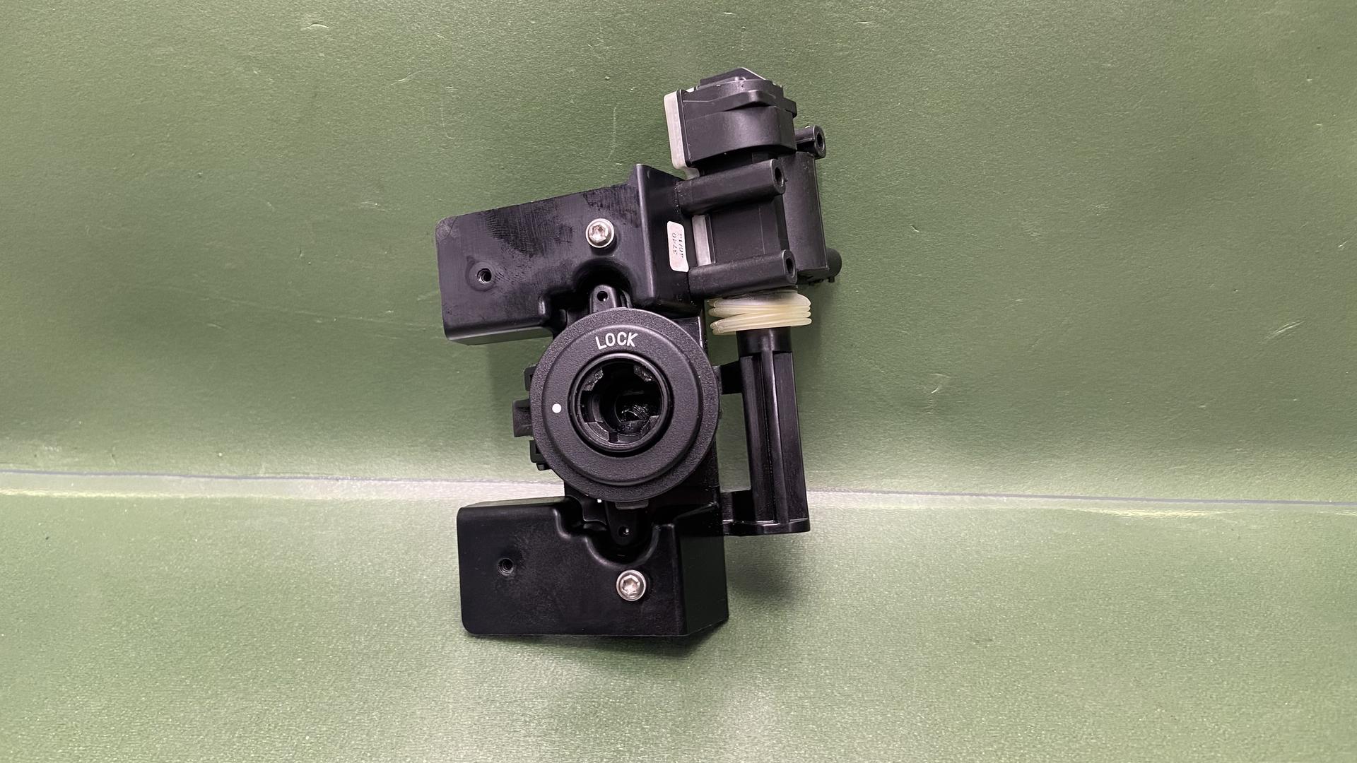 Замок центрального кофра / топкейса 