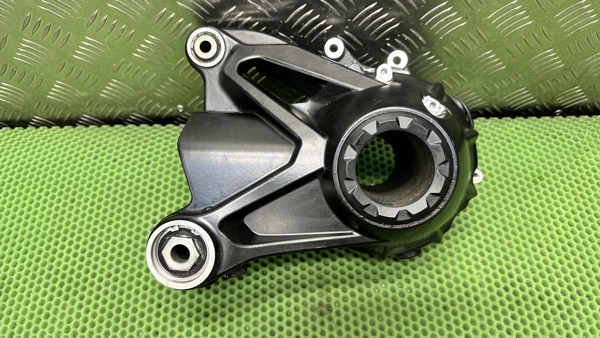 Угловой редуктор черный 33748394282