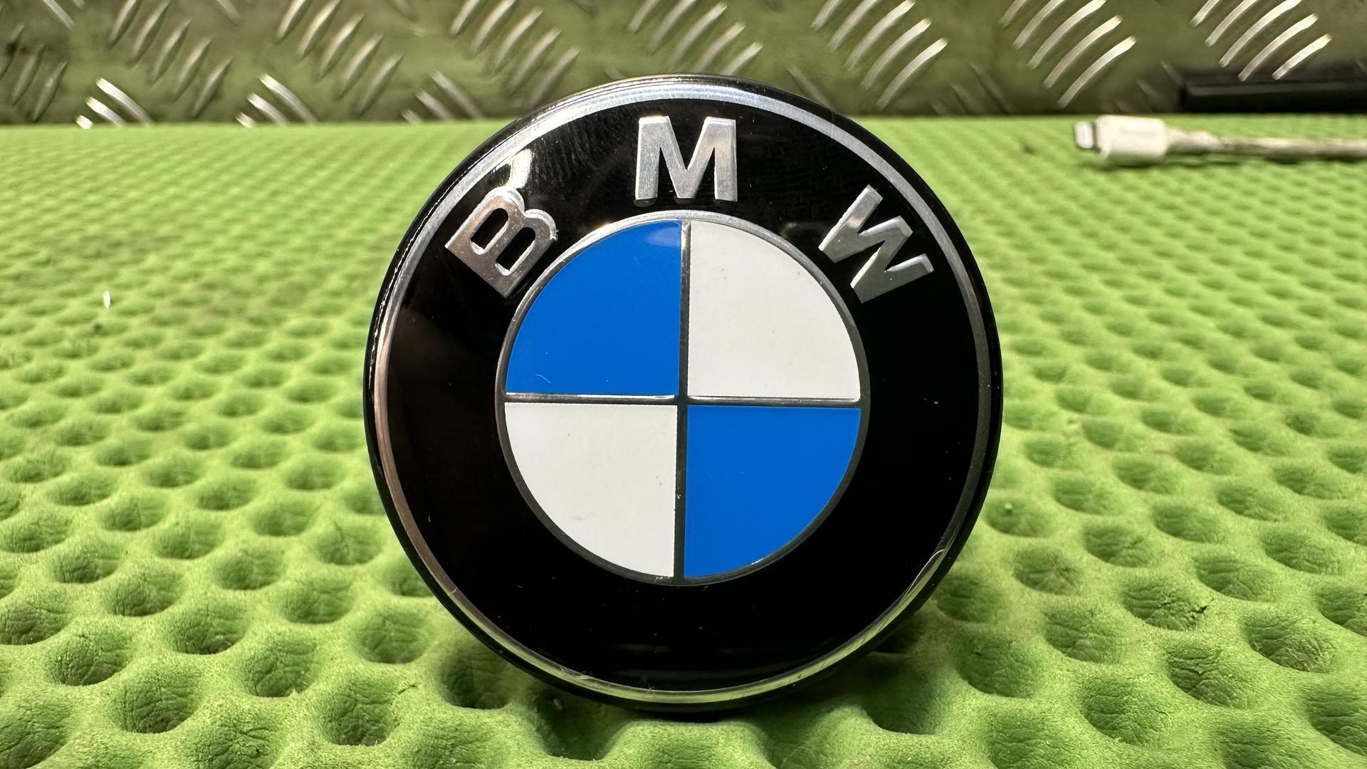 Эмблема с держателем в траверсу (D=45mm) K1600GT/GTL/B 32717727681