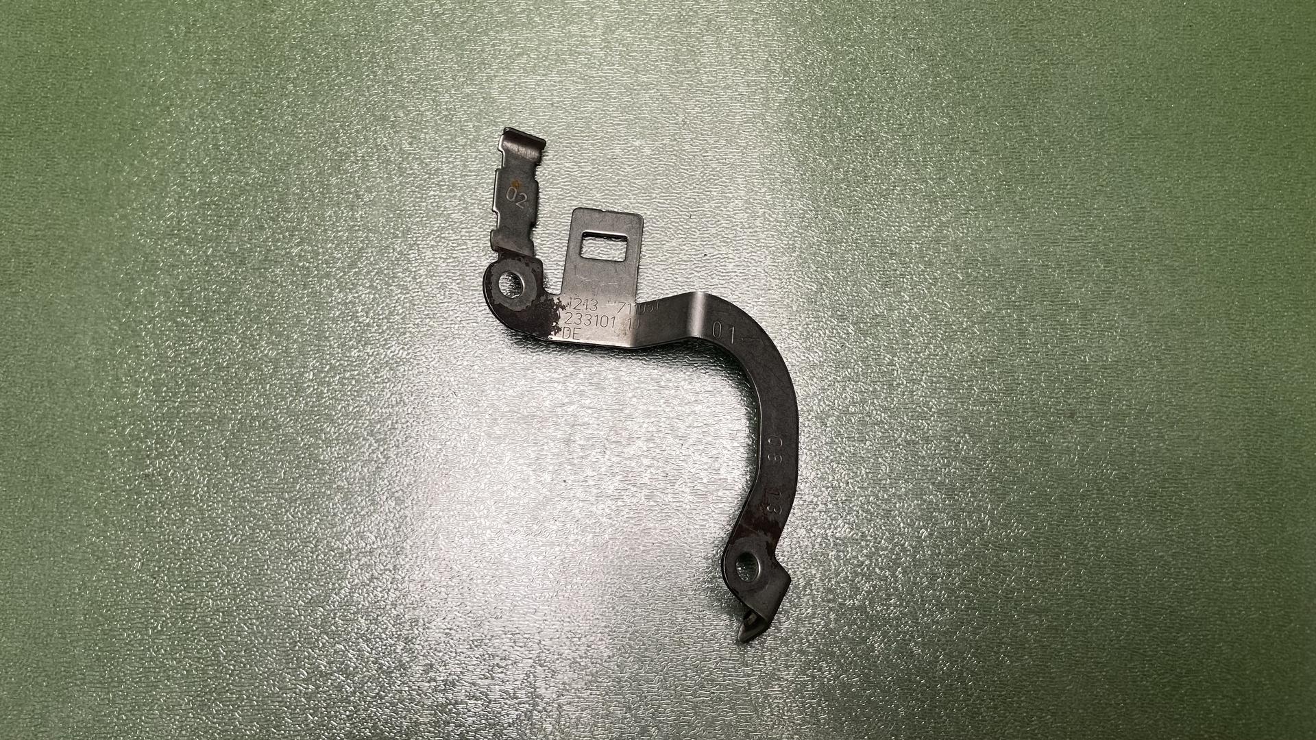 Крепежная пластина накладки Л 12137711051