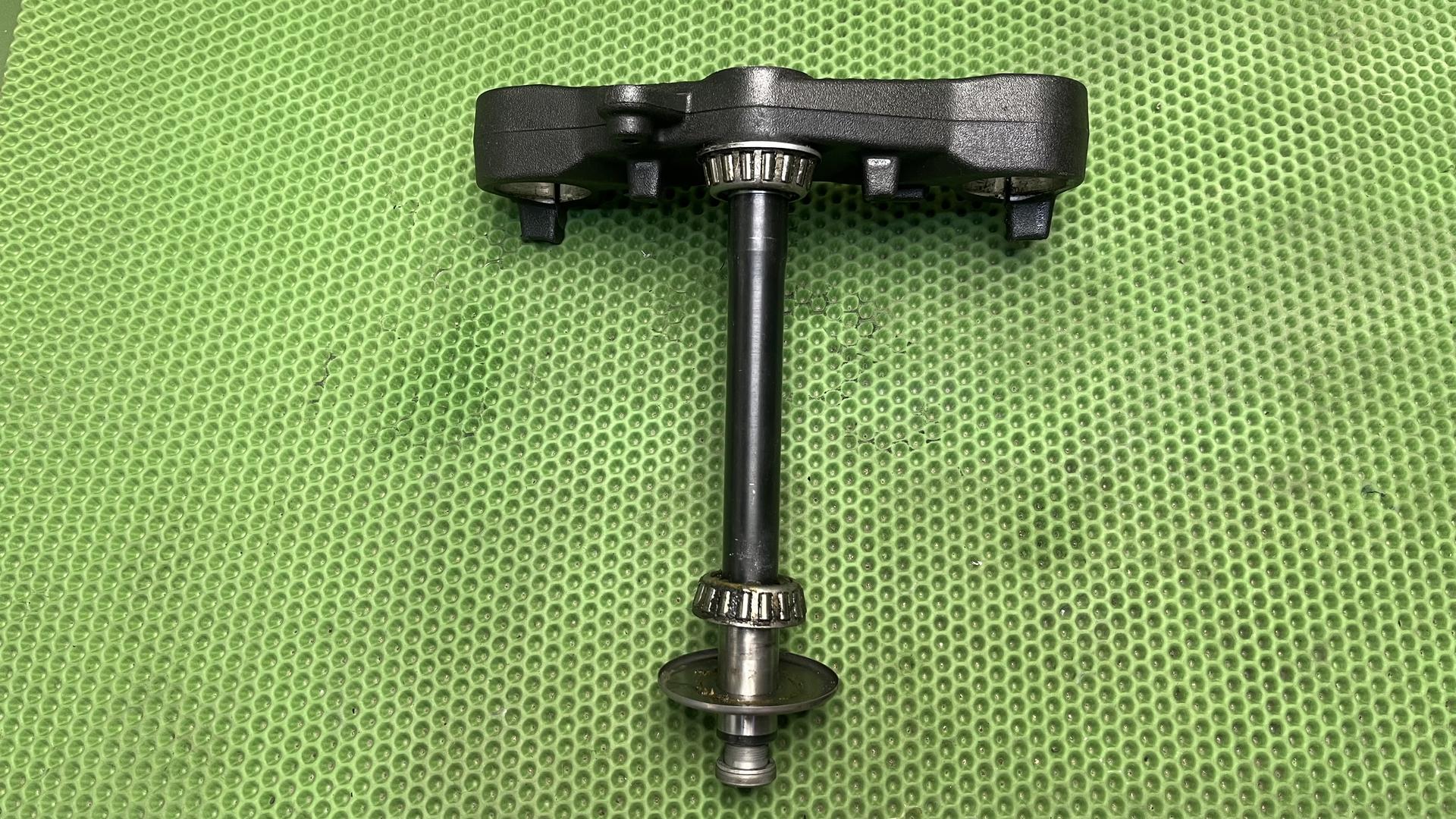 Перемычка вилки Нж черная F 800 R 31428550124