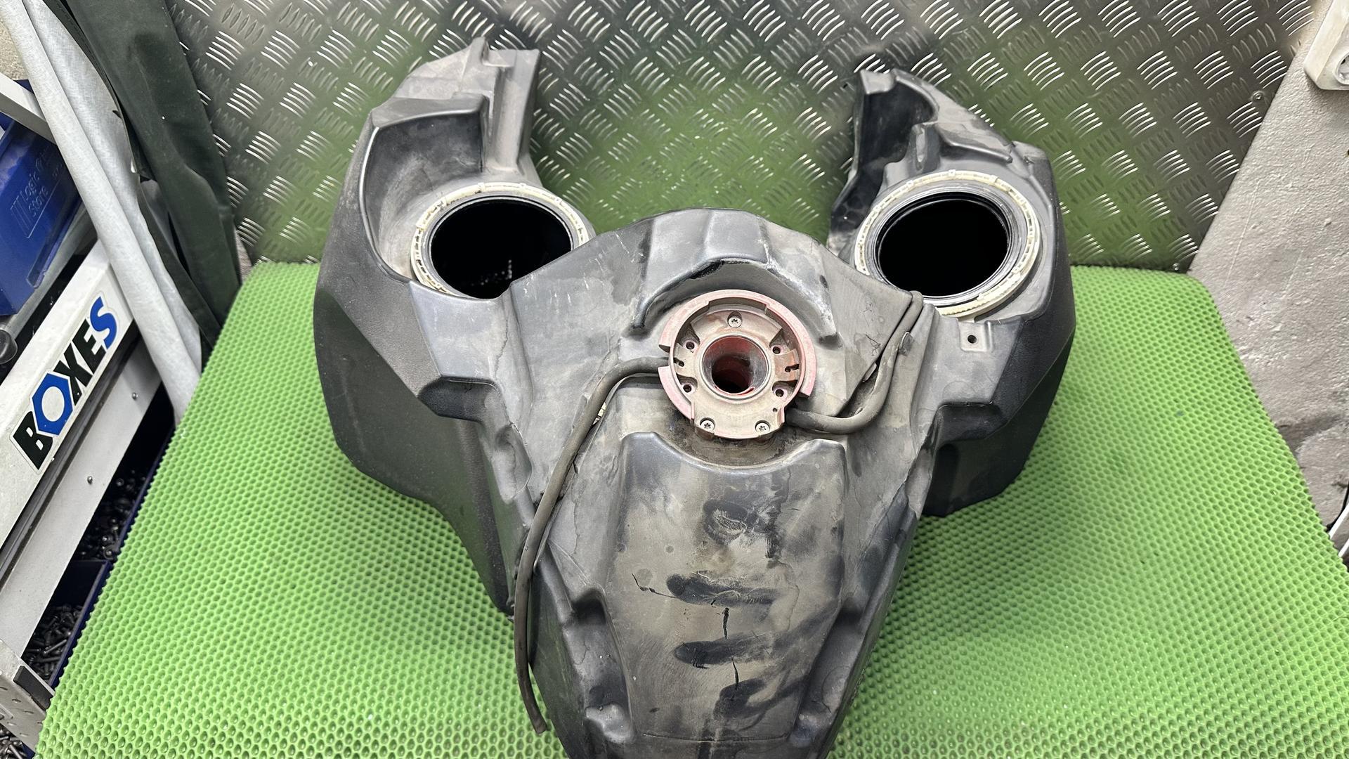 Топливный бак 16117705826