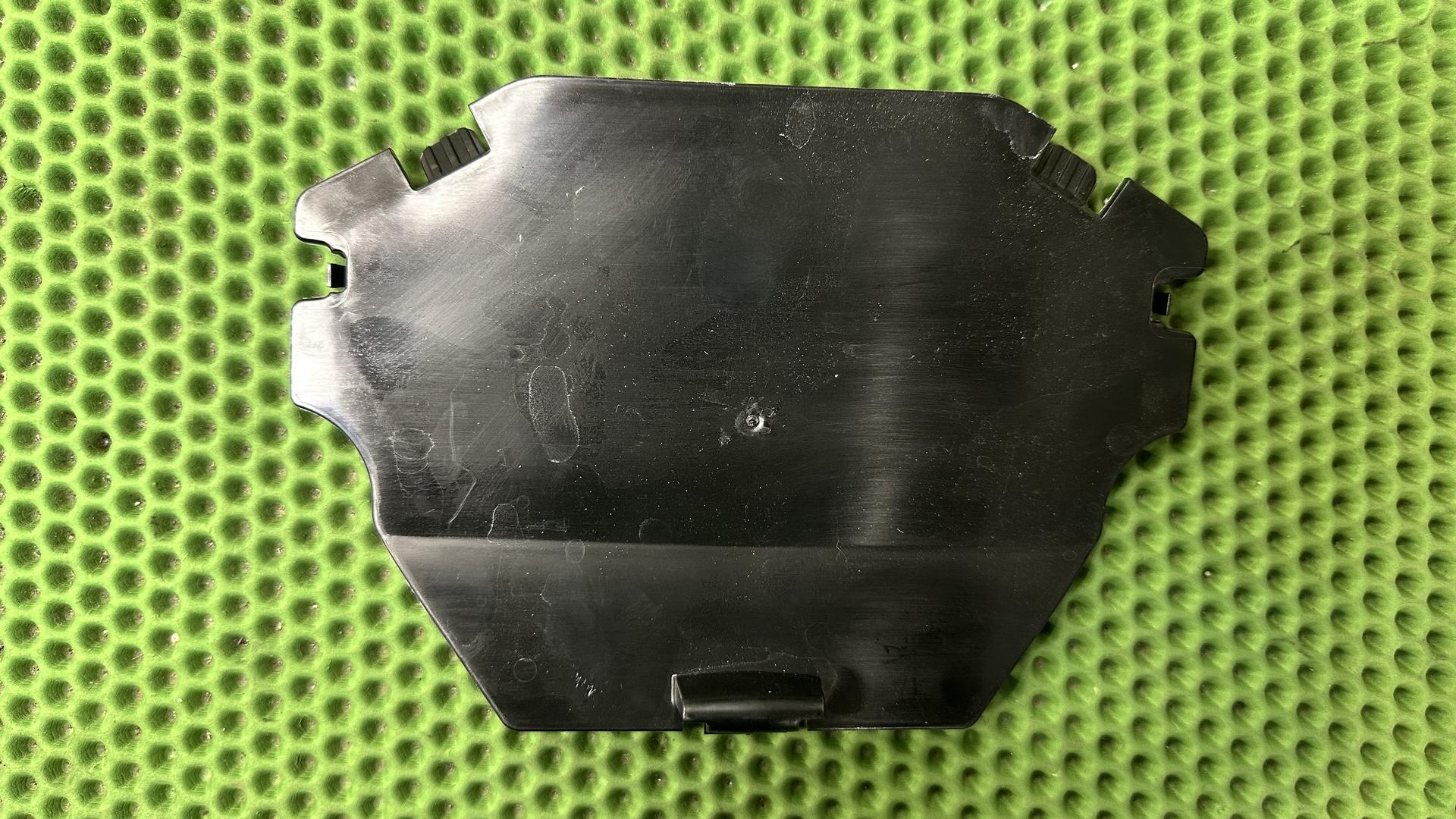 Брызговик переднего кронштейна K1600 рест. (с 2022 г.) 46637108461