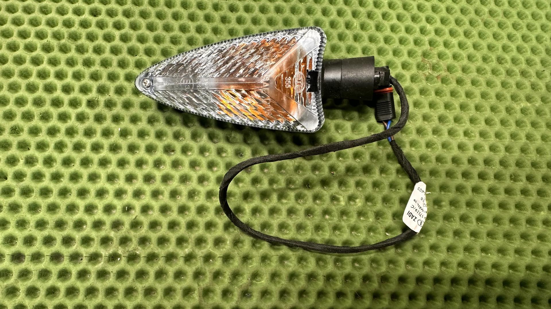 Фонарь указателя поворота Зад правый / Перед левый 63138534353