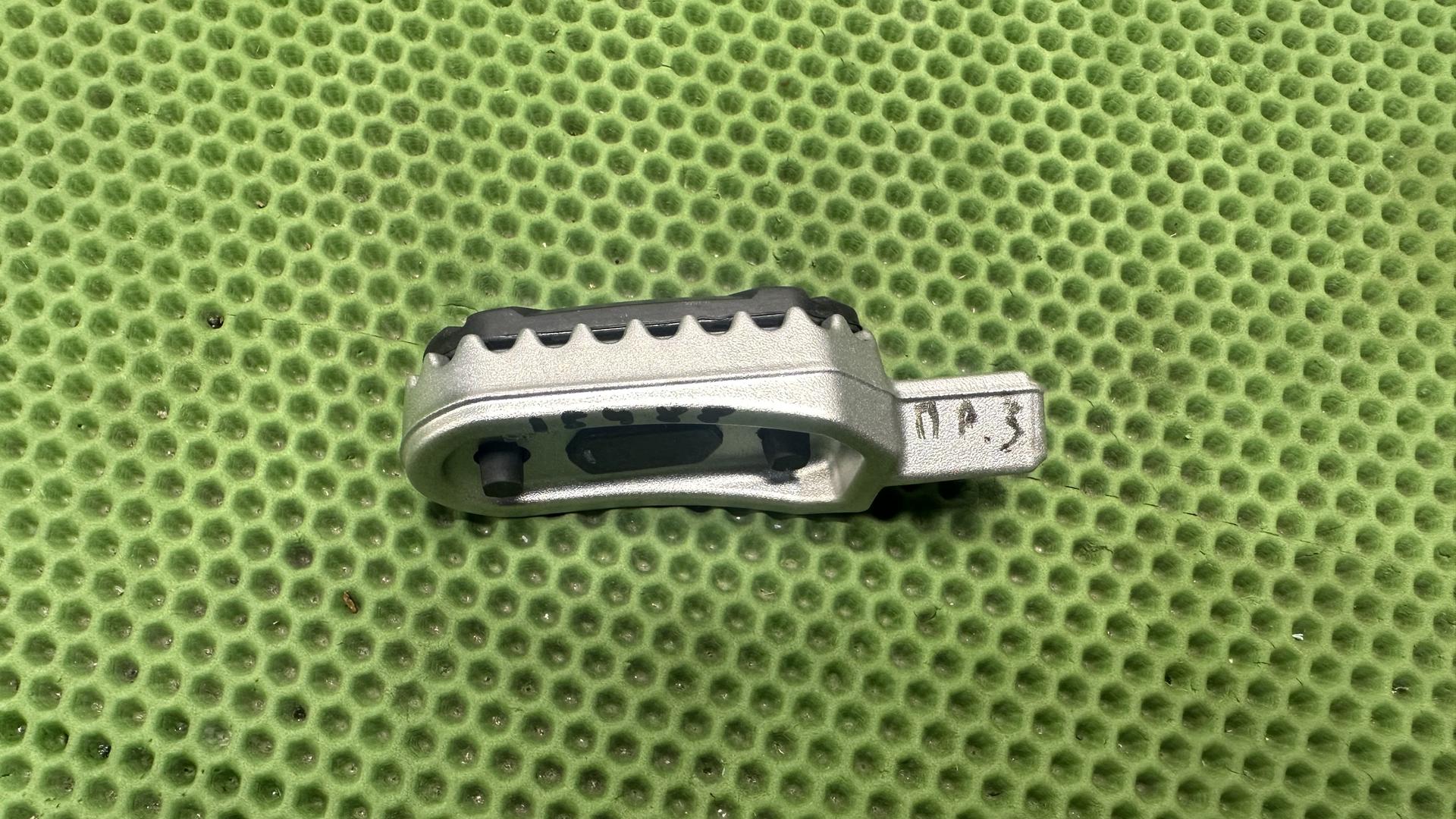 Подножка пассажира правая Komfort  R1300GS/GSA KA1-2 46717108052