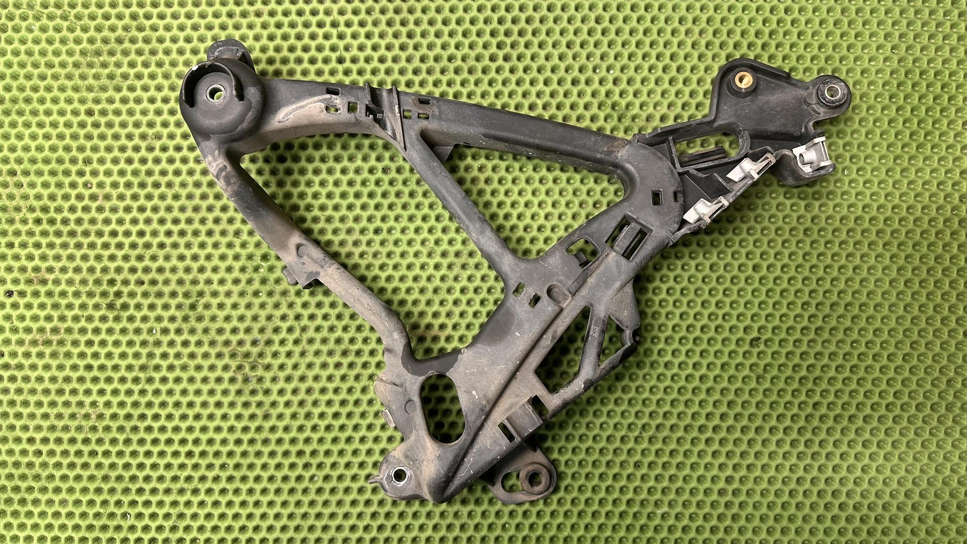 Передний кронштейн Л 46637714157