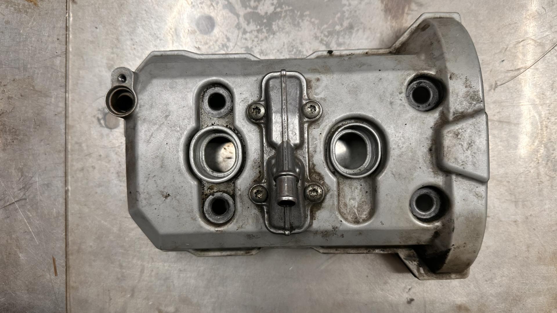 Клапанная крышка серебр. F800S/ST K71 11127690478