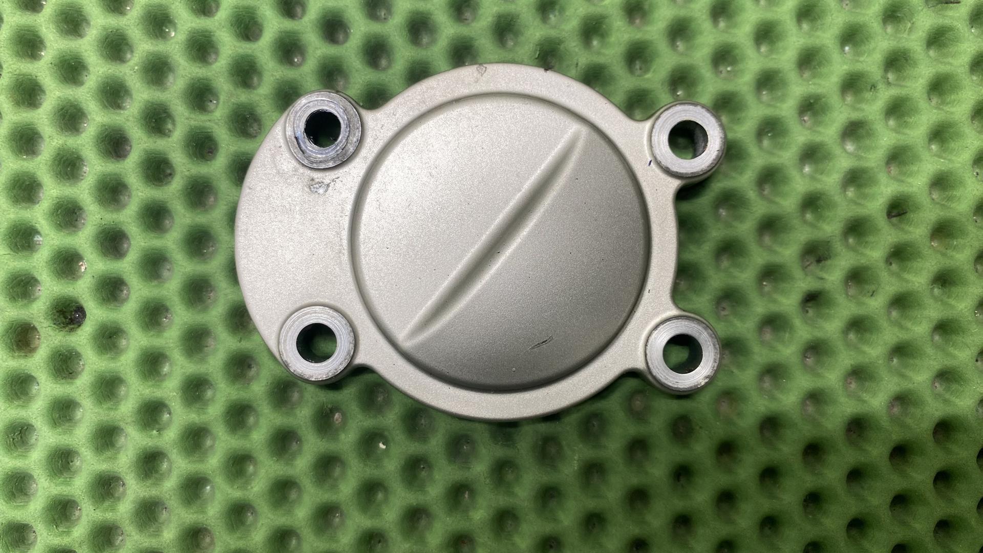 Крышка коленчатого вала K1600 левая 11147728736