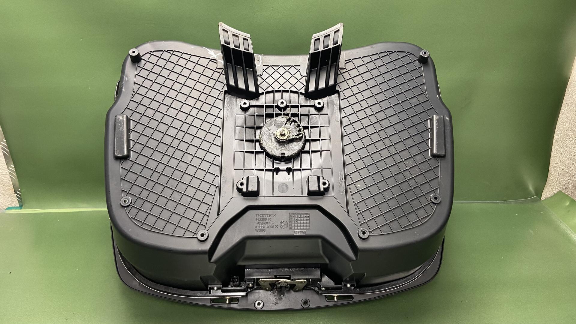 Нижняя часть центрального кофра / топкейса 46547658047