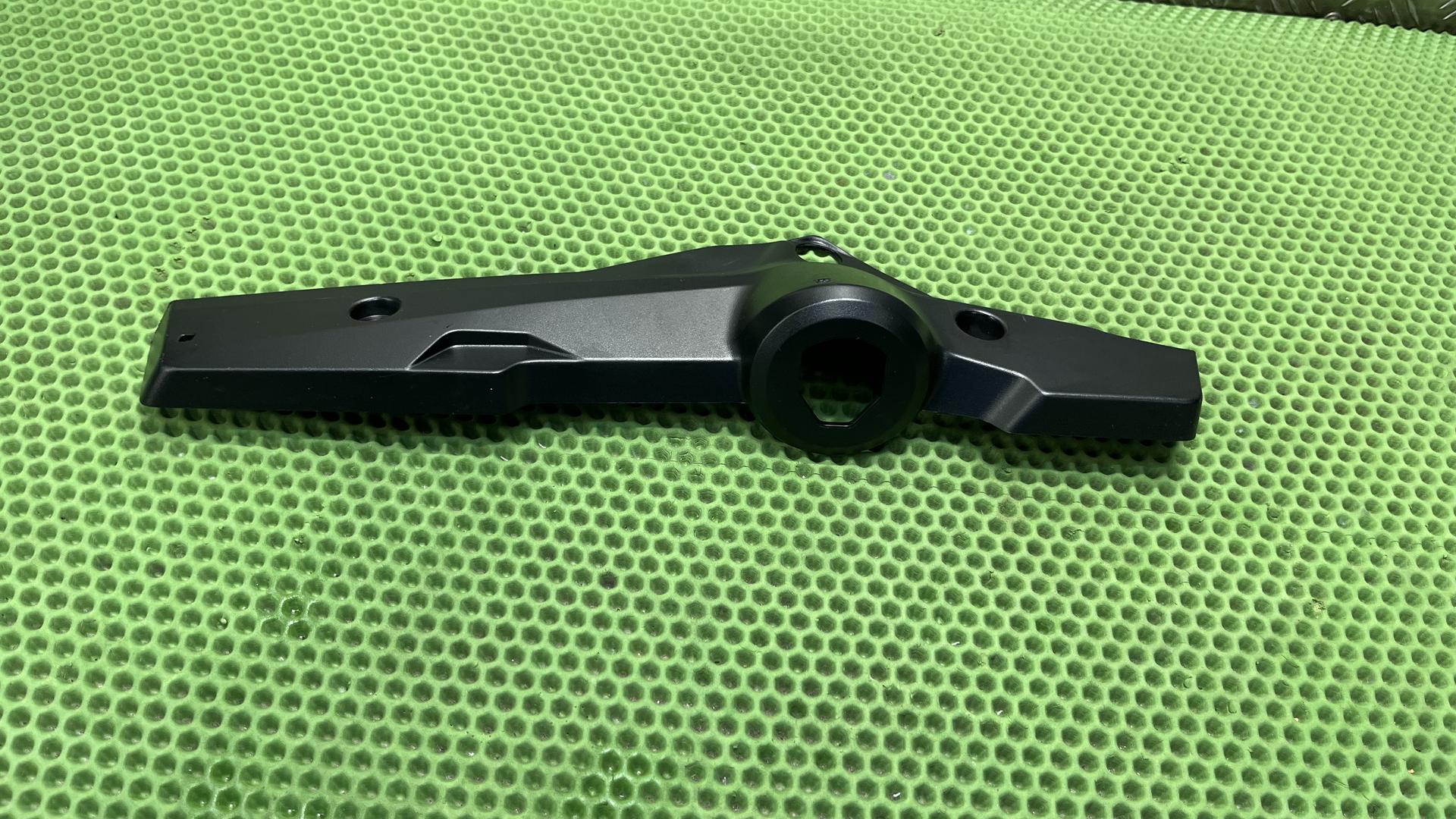 Накладка кронштейна кофра правая R1300GS KA1 46627105860