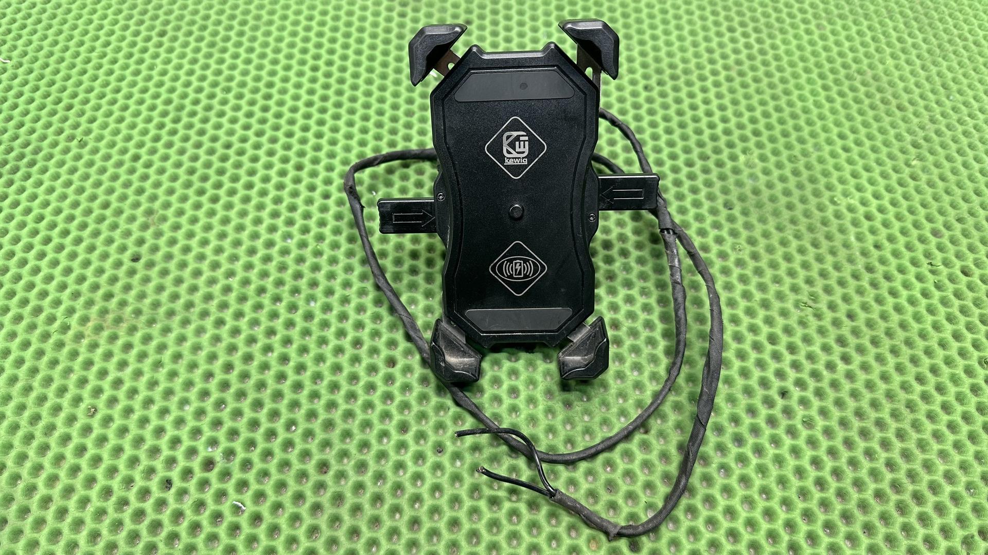 Кронштейн под моб. телефон с беспроводной зарядкой 