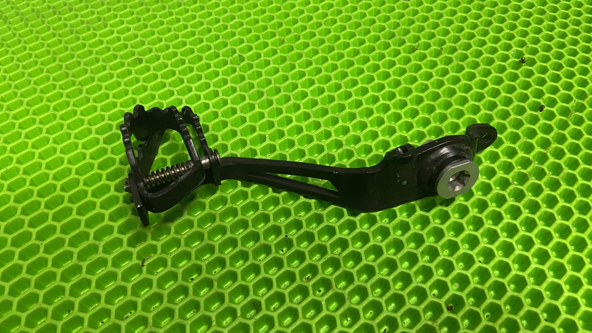 Педаль тормоза, регулируемая 35218529841