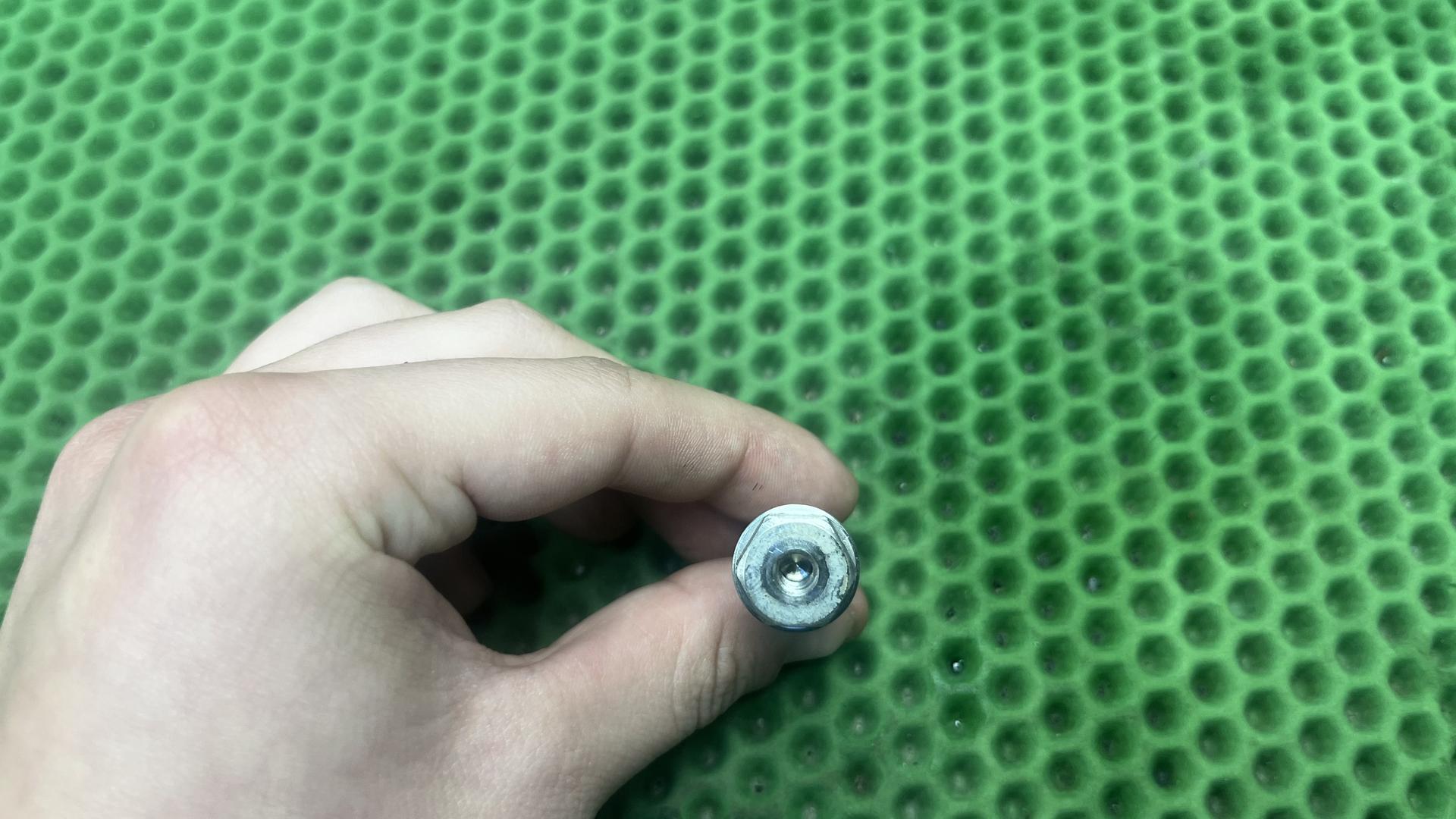 Винт крепления кредла навигатора  M8X30  H=22mm 77527724321