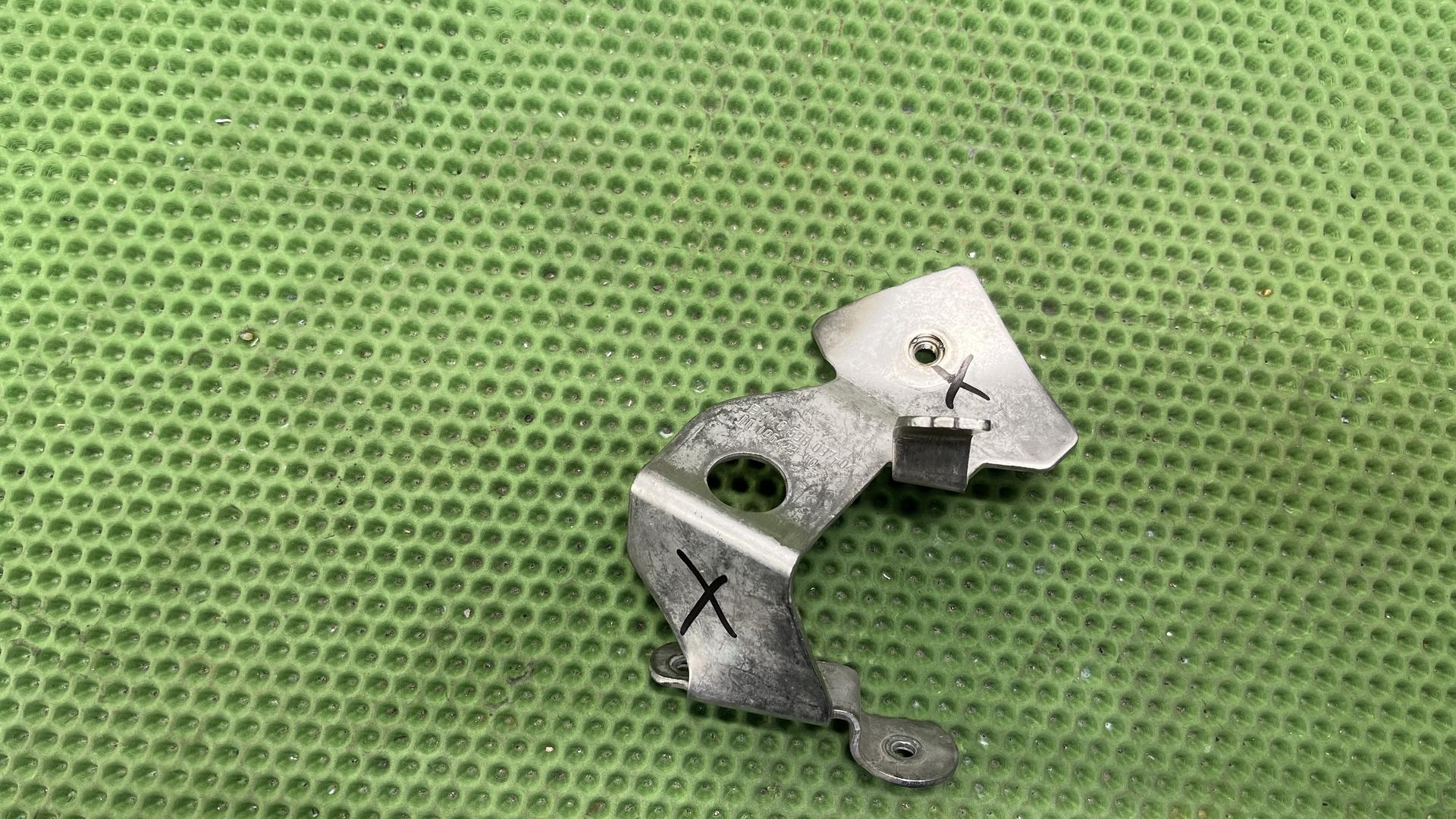 Кронштейн защиты бака Л 46638538037