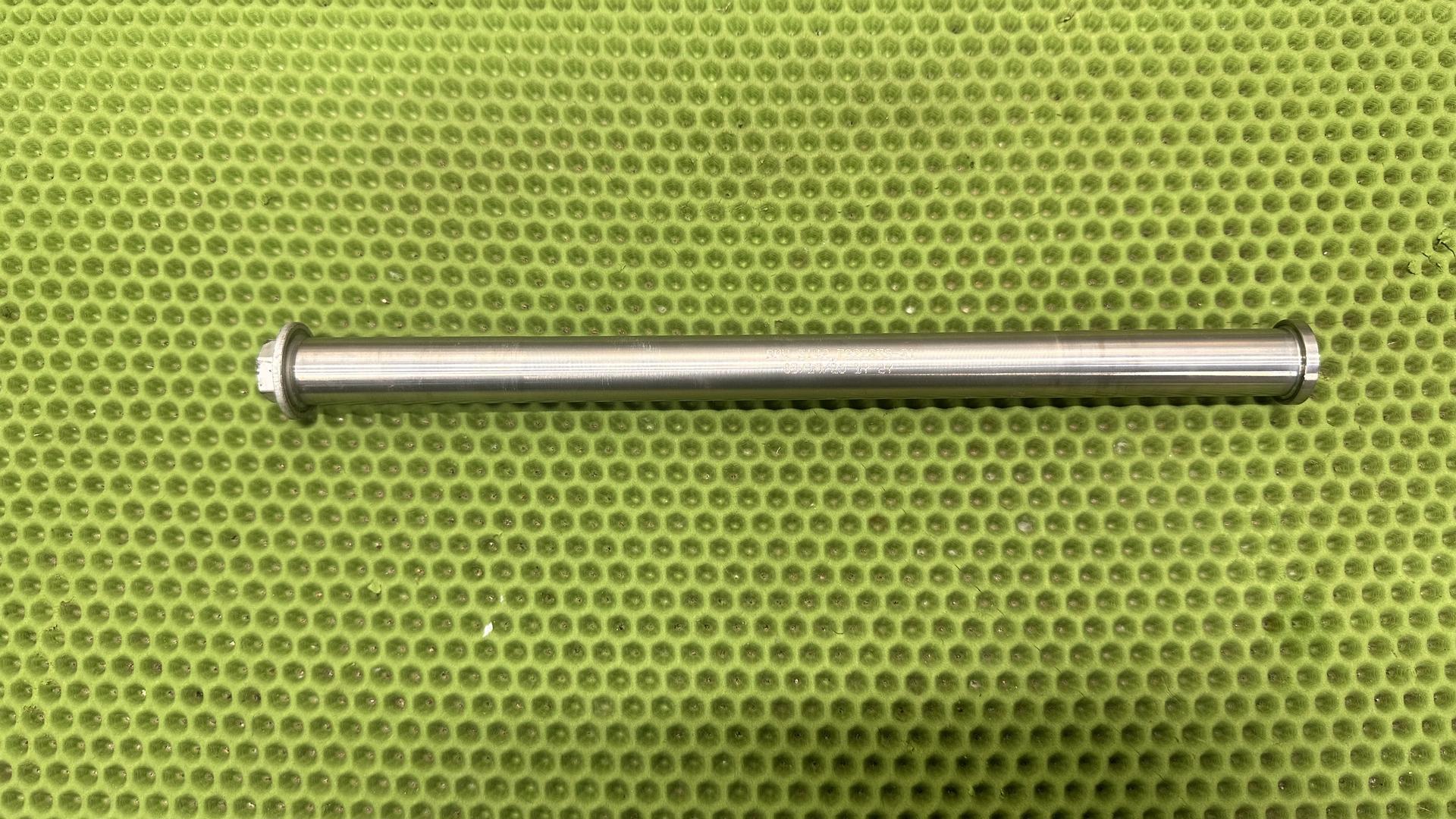 Ось продольного рычага подвески R1300GS/GSA/RT KA1-3 31427922839