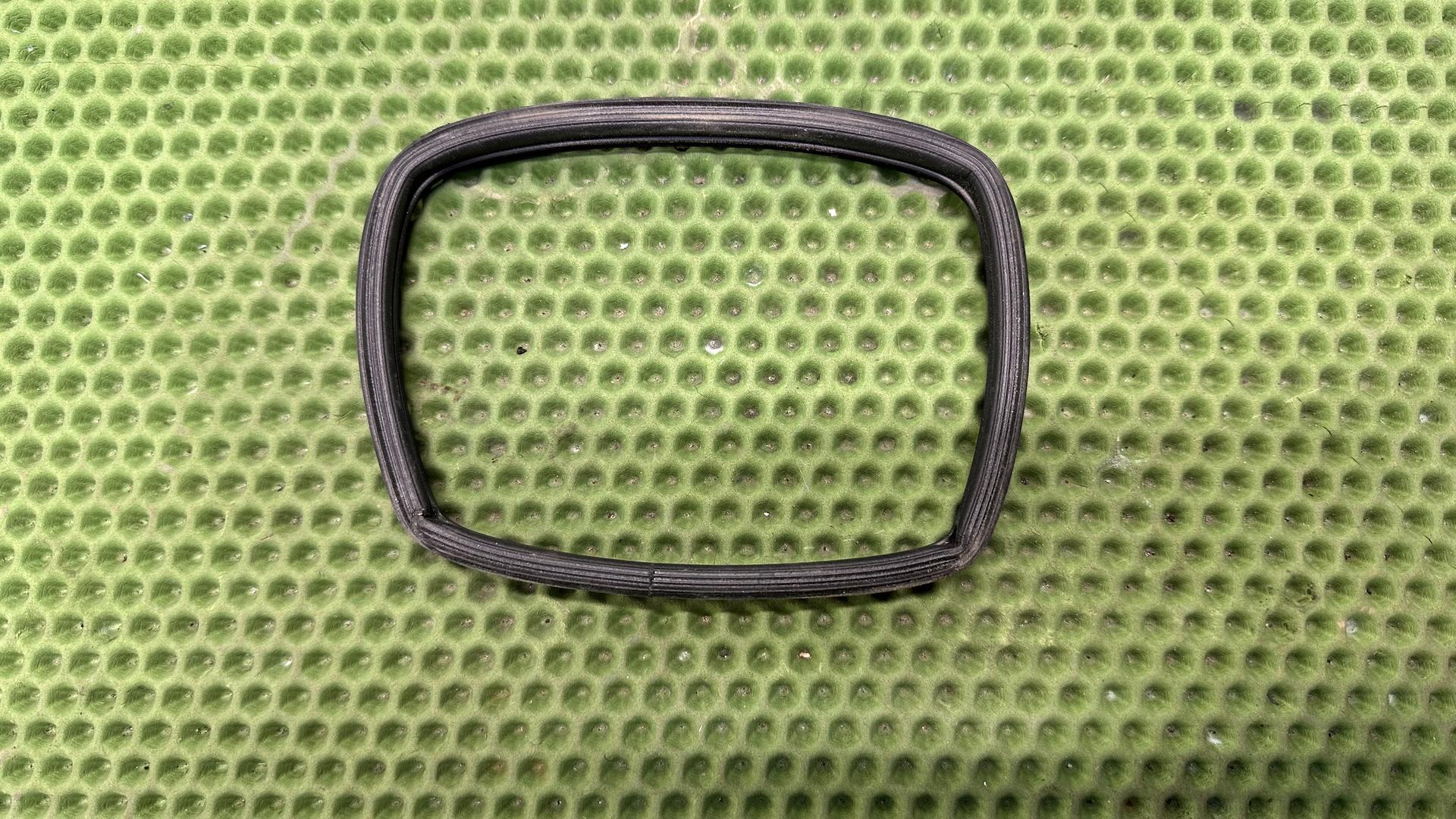 Уплотнитель вещевого ящика (бардачка) R1200/1250 GSA K51 46638550895