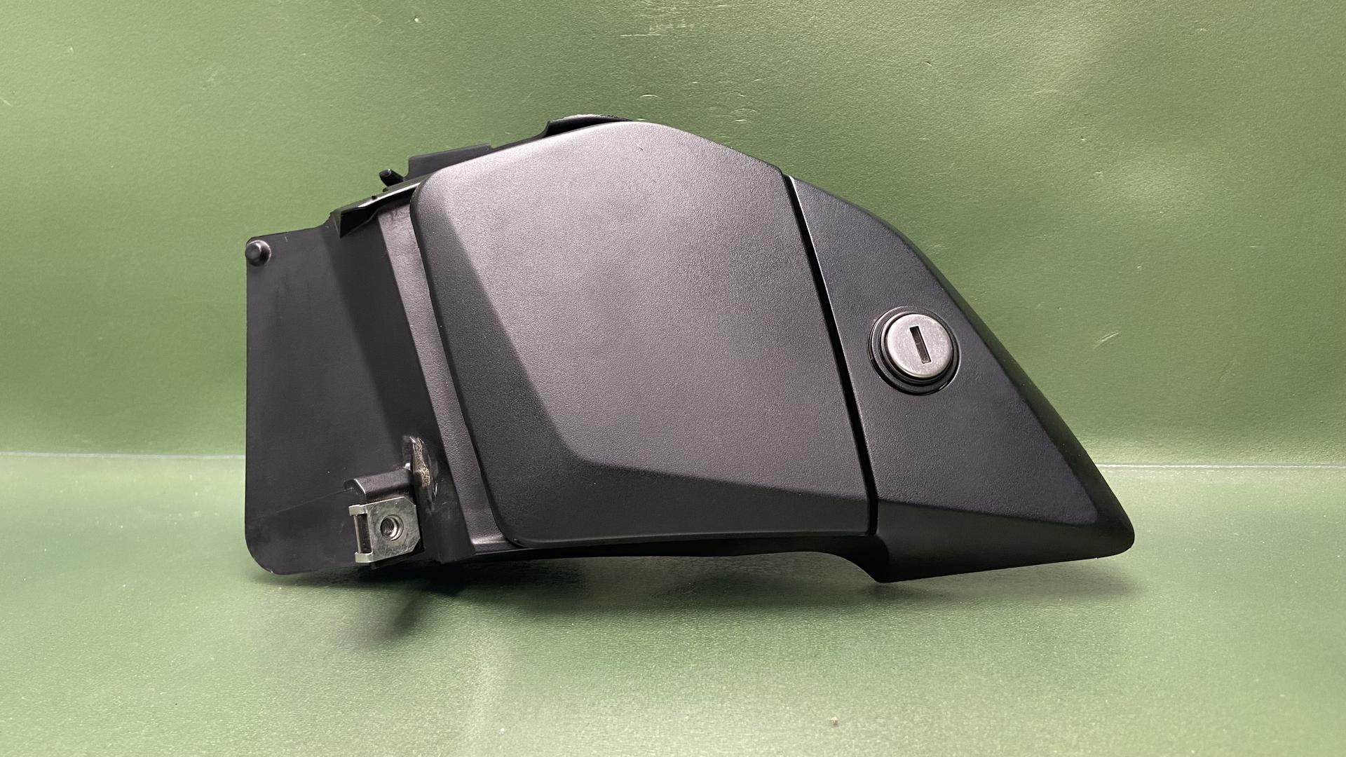 Бардачок правый 46638544958