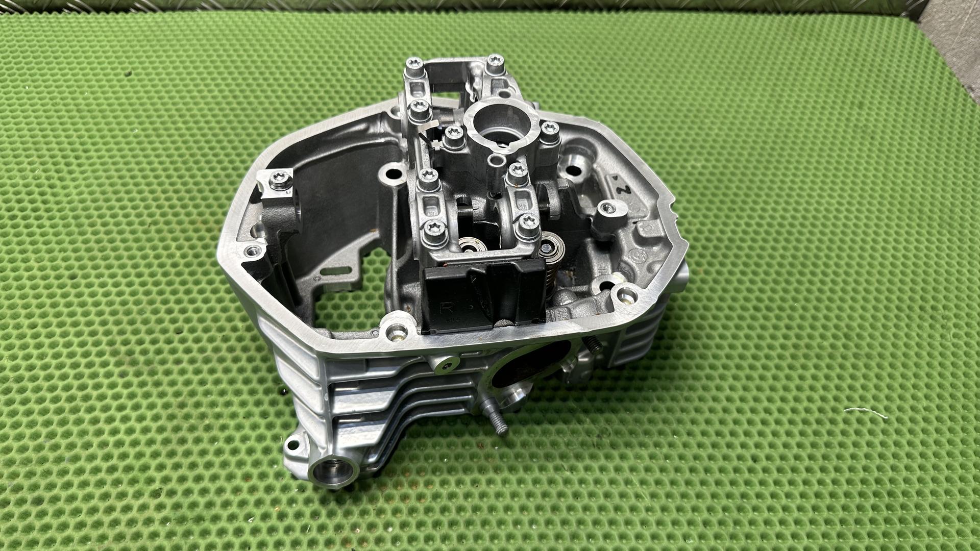 Головка блока цилиндров серебристая правая 11128546330