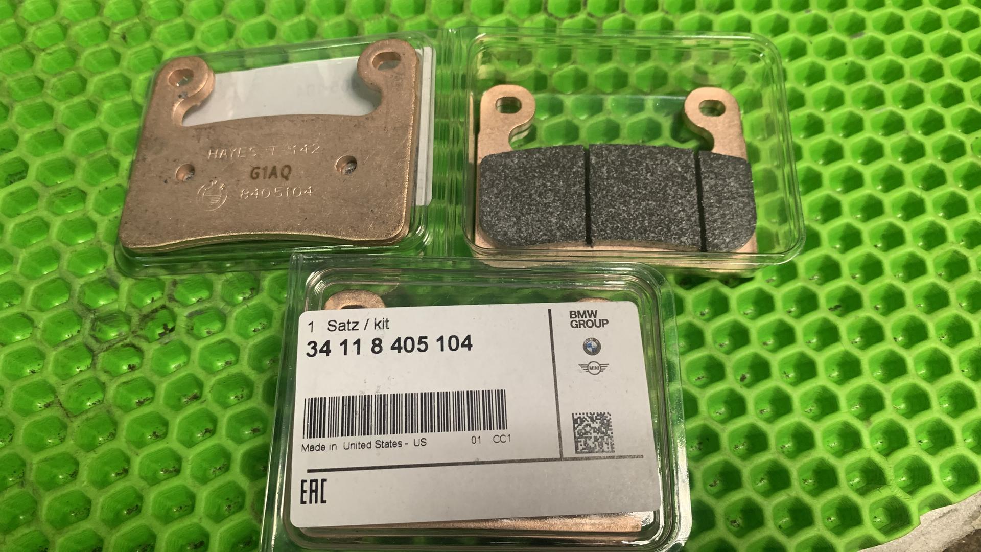 Комплект тормозных накладок впереди 34118405104