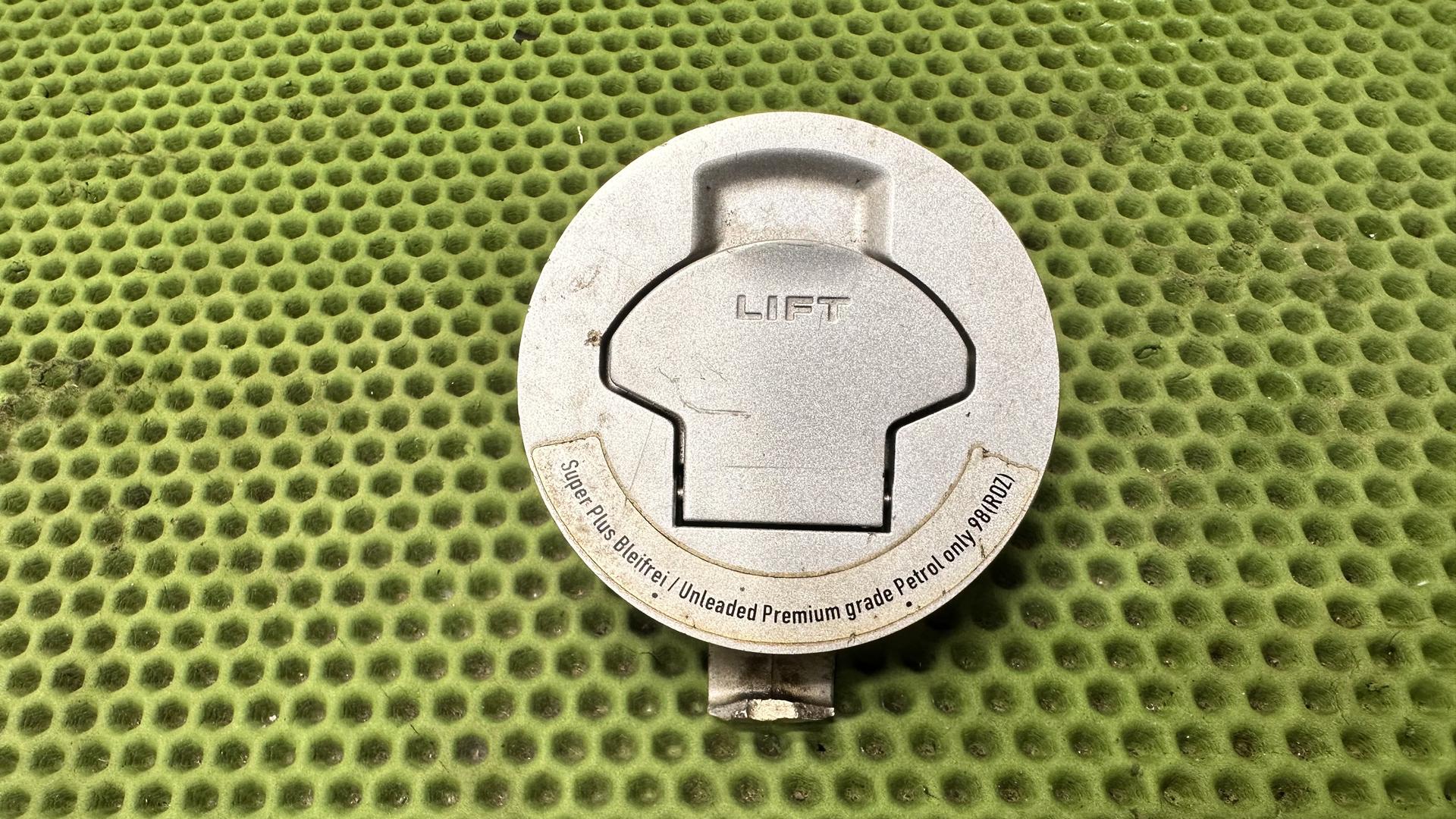 запорный механизм топливного бака 16117685458