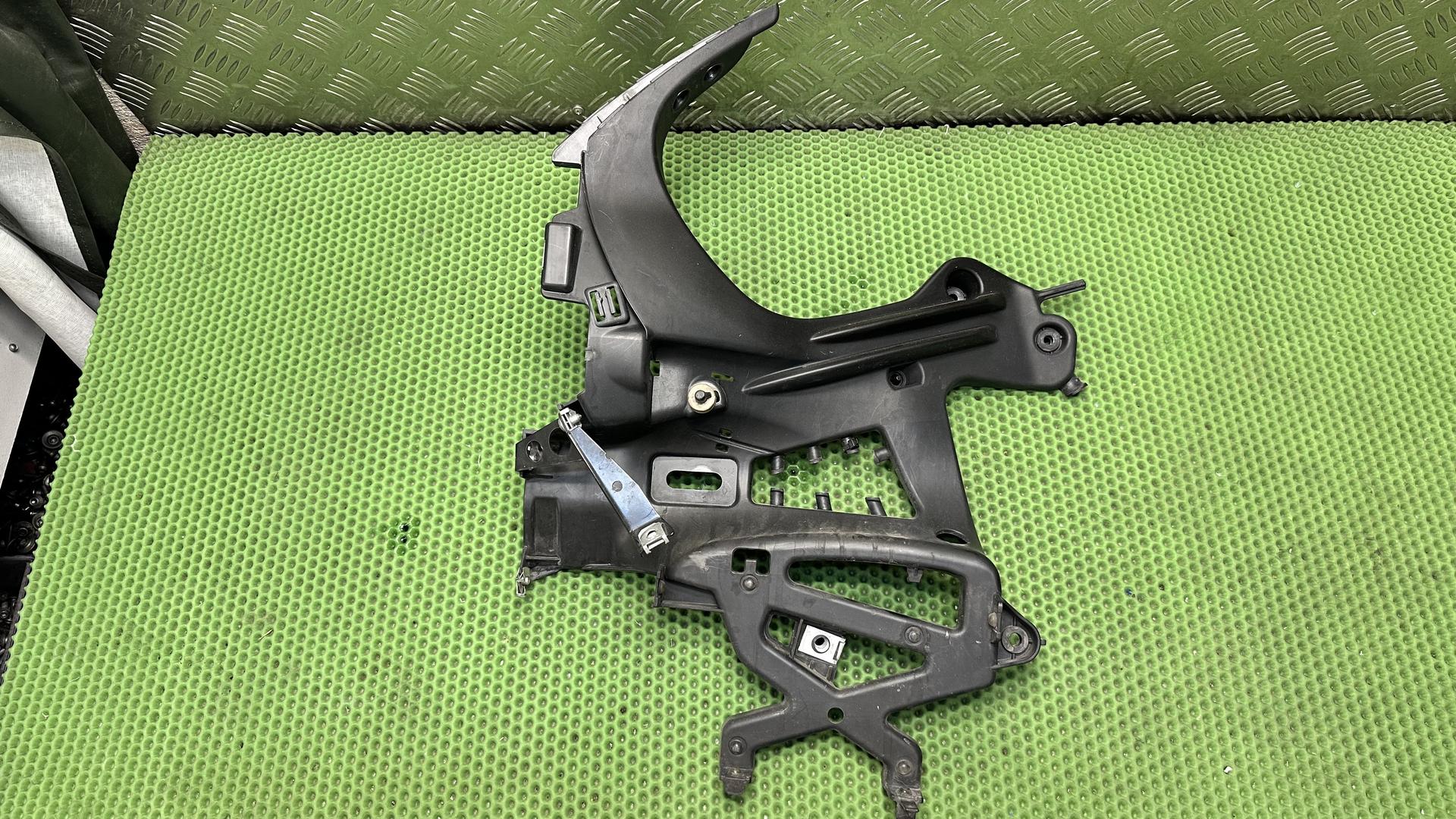 Передний кронштейн Л 46637677761