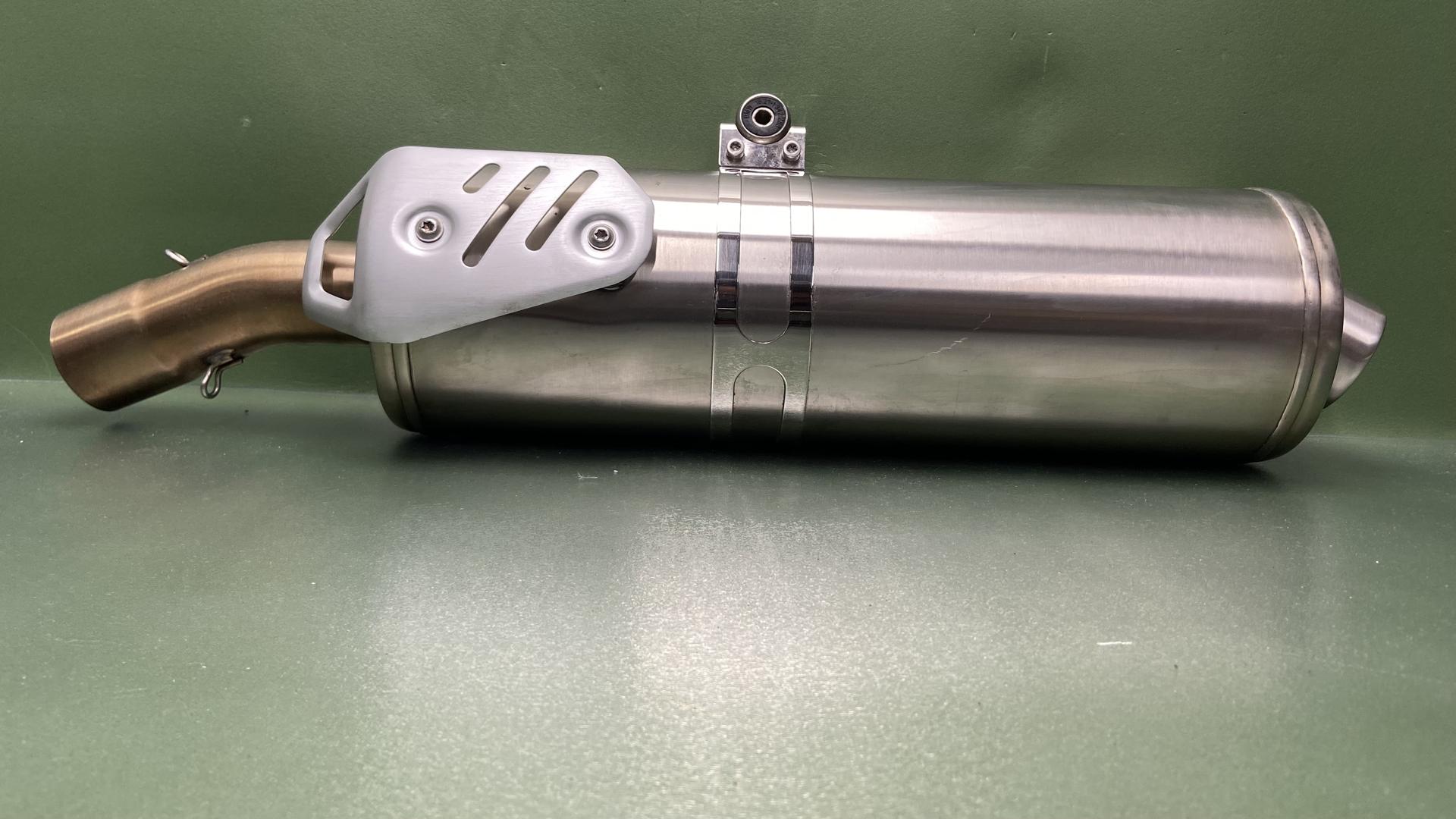 Задний дополнительный глушитель 18127718396