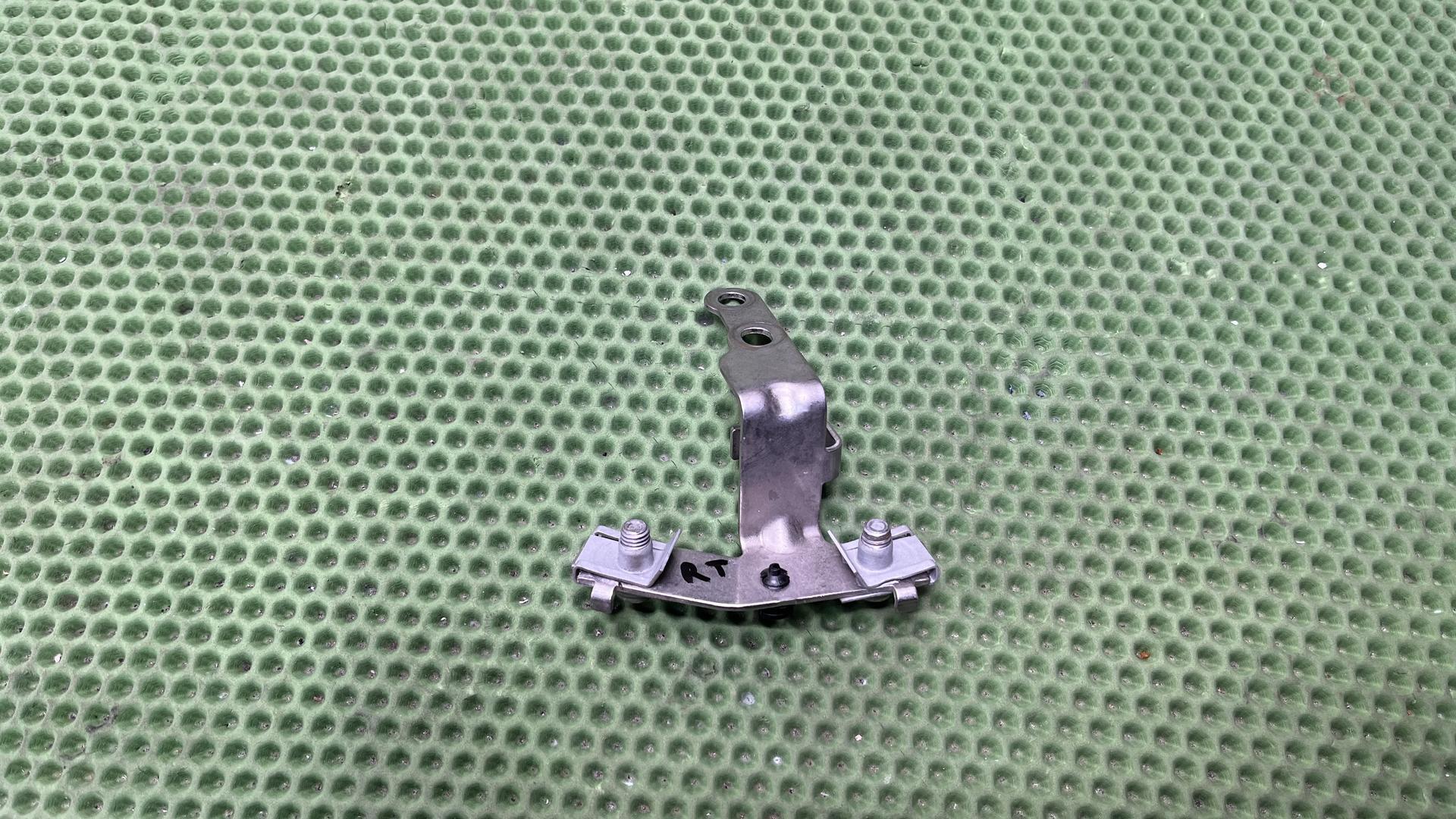 Кронштейн фанфарного звукового сигнала 61331540374