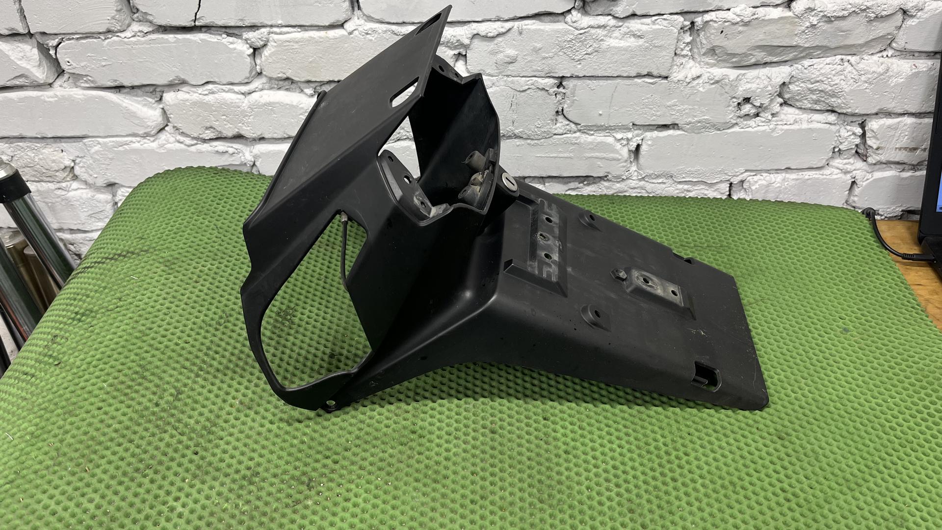 Кронштейн ном.знака с фиксатором 46627682757