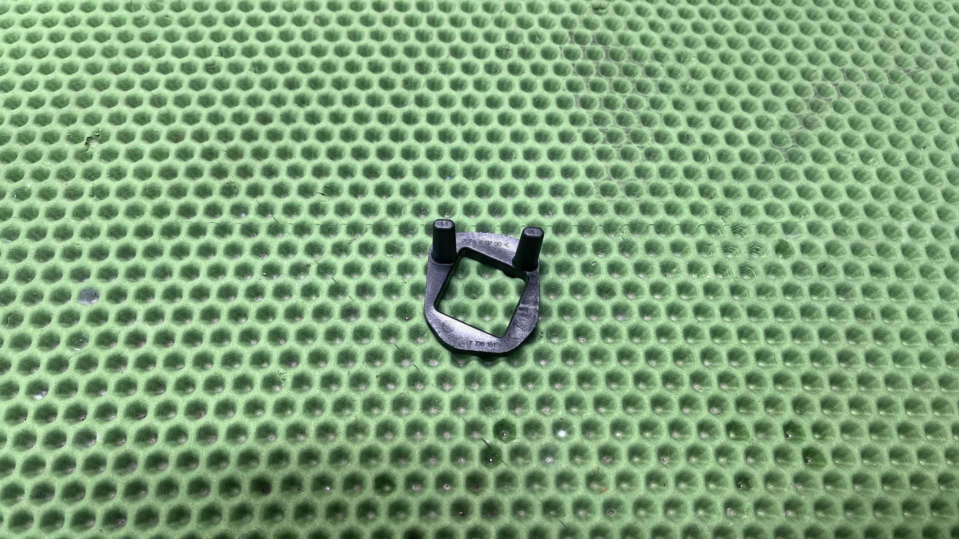 Фиксатор резинки левой подножки 46717716151