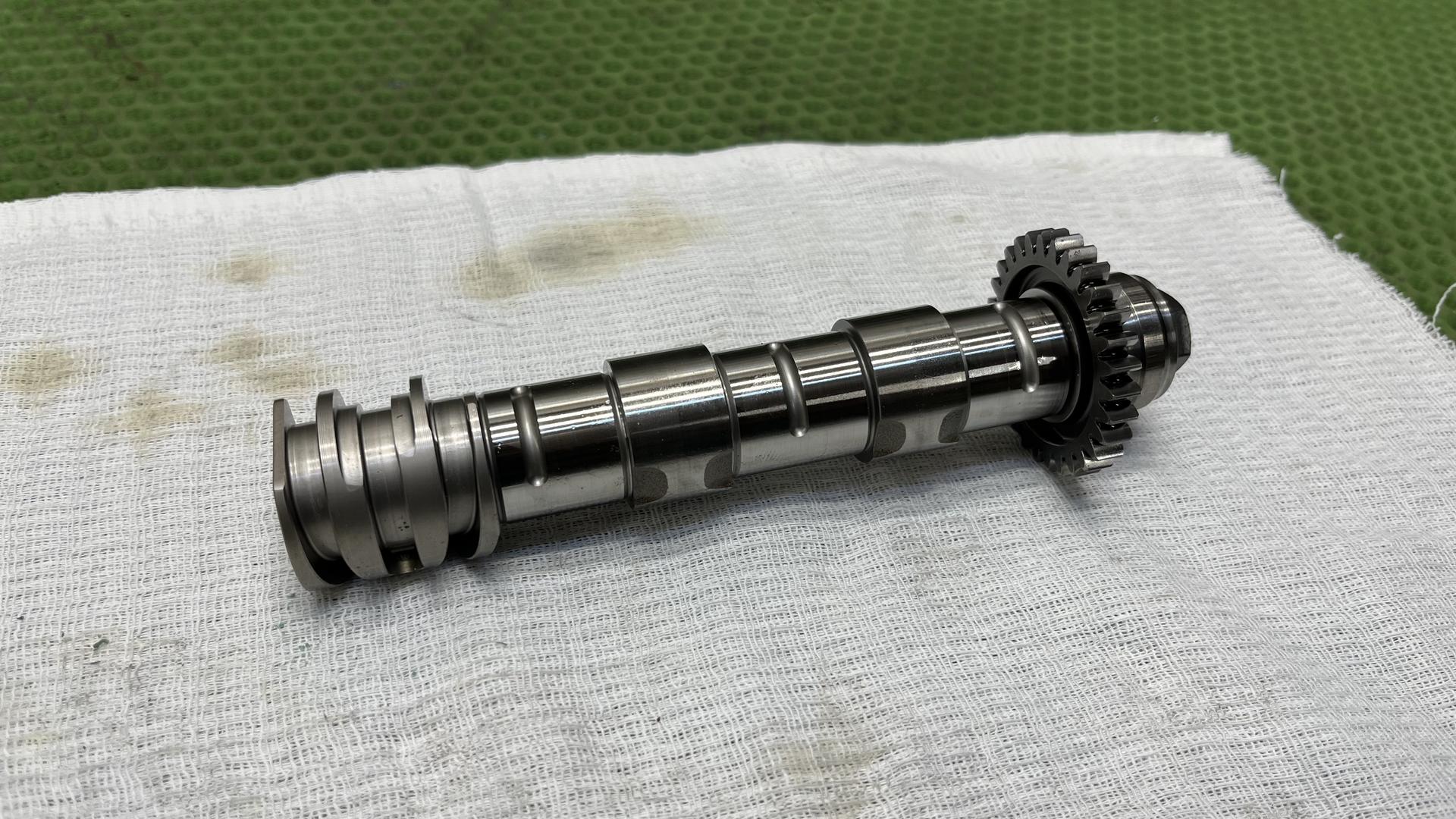 Распредвал впускных клапанов правый R1250 11318394094