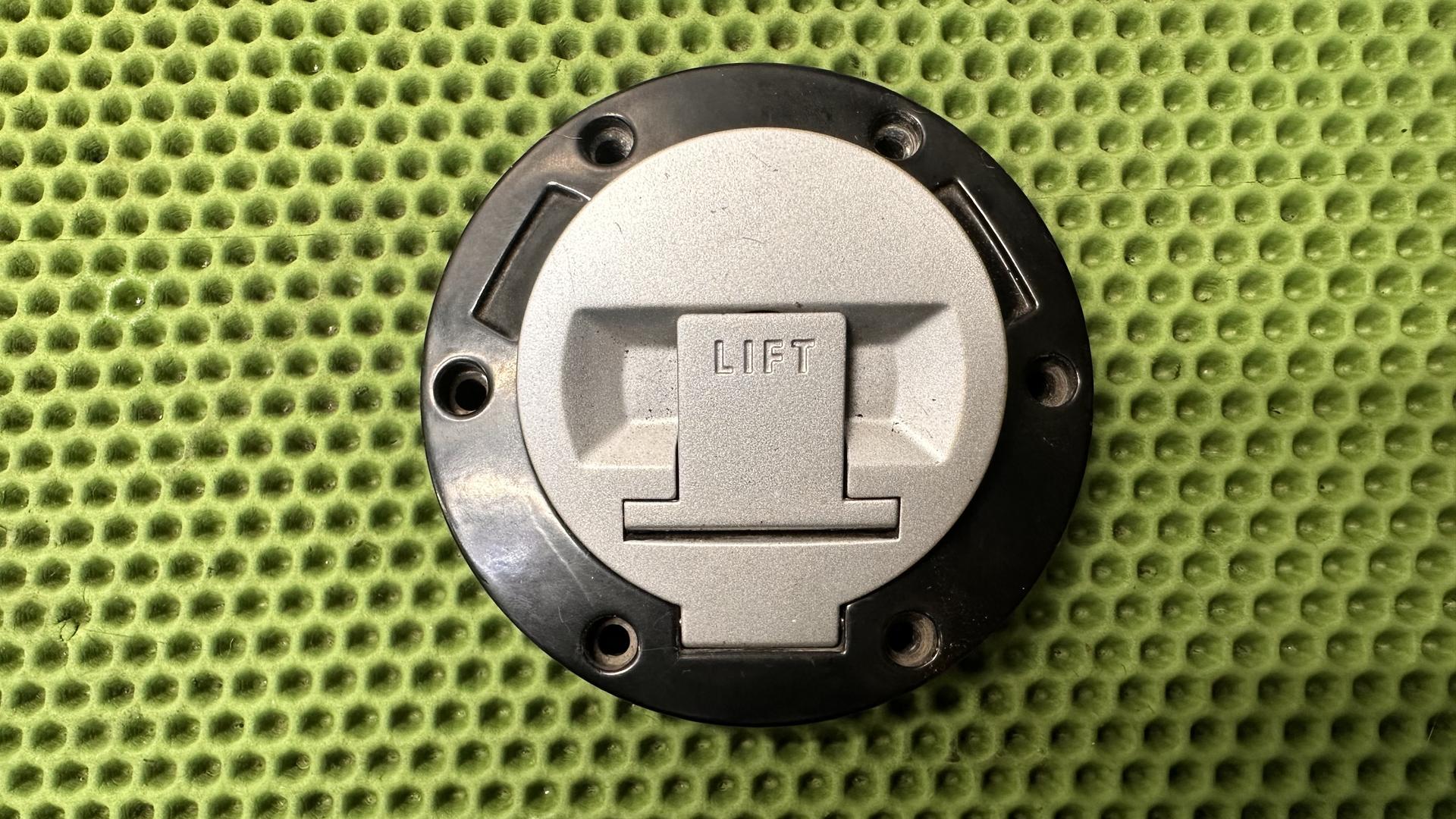 запорный механизм топливного бака 16117706777