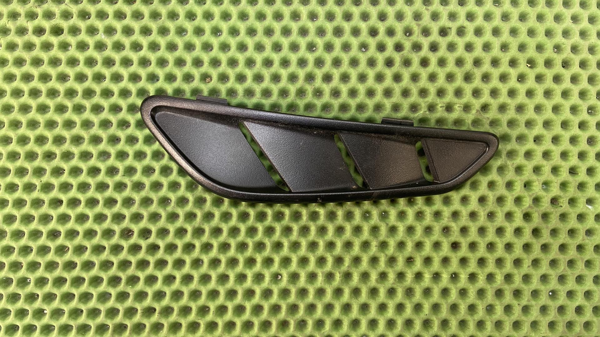 Решетка кожуха топливного бака левая 46638536941