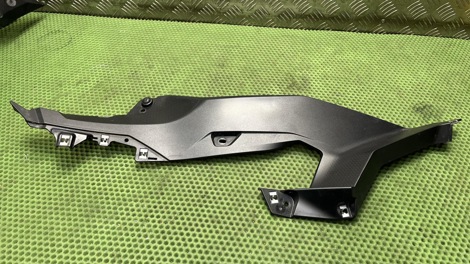 Кожух топливного бака правый внизу 46638403902