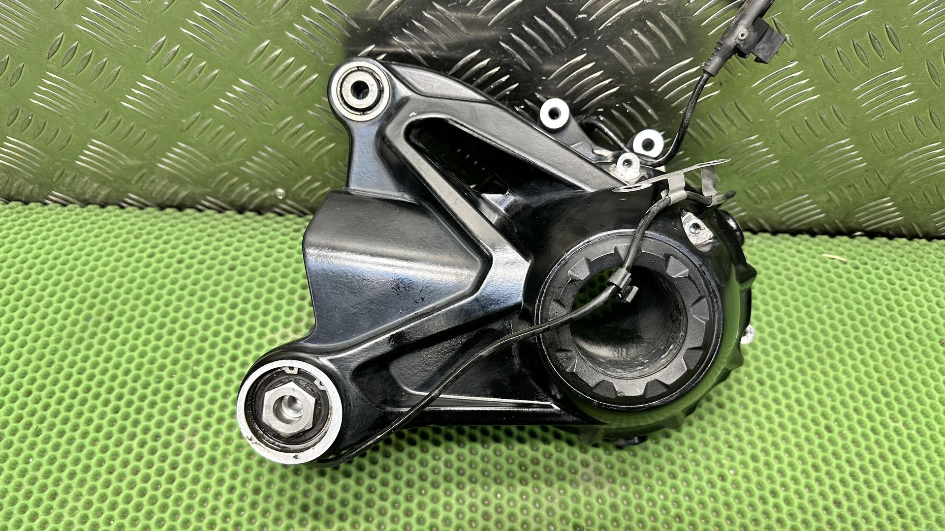 Угловой редуктор черный 33748394282