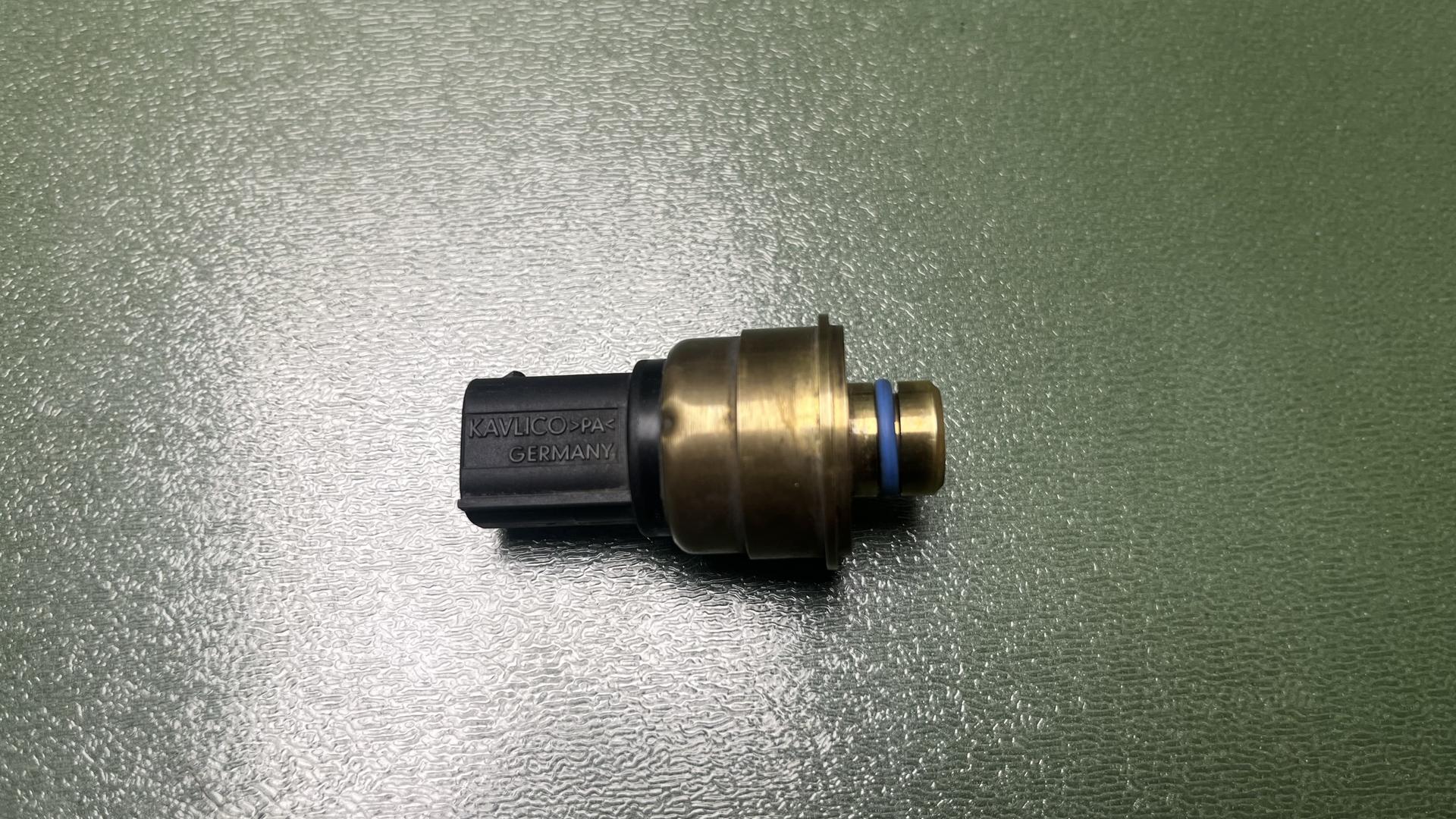 Датчик давления топлива 13537694579