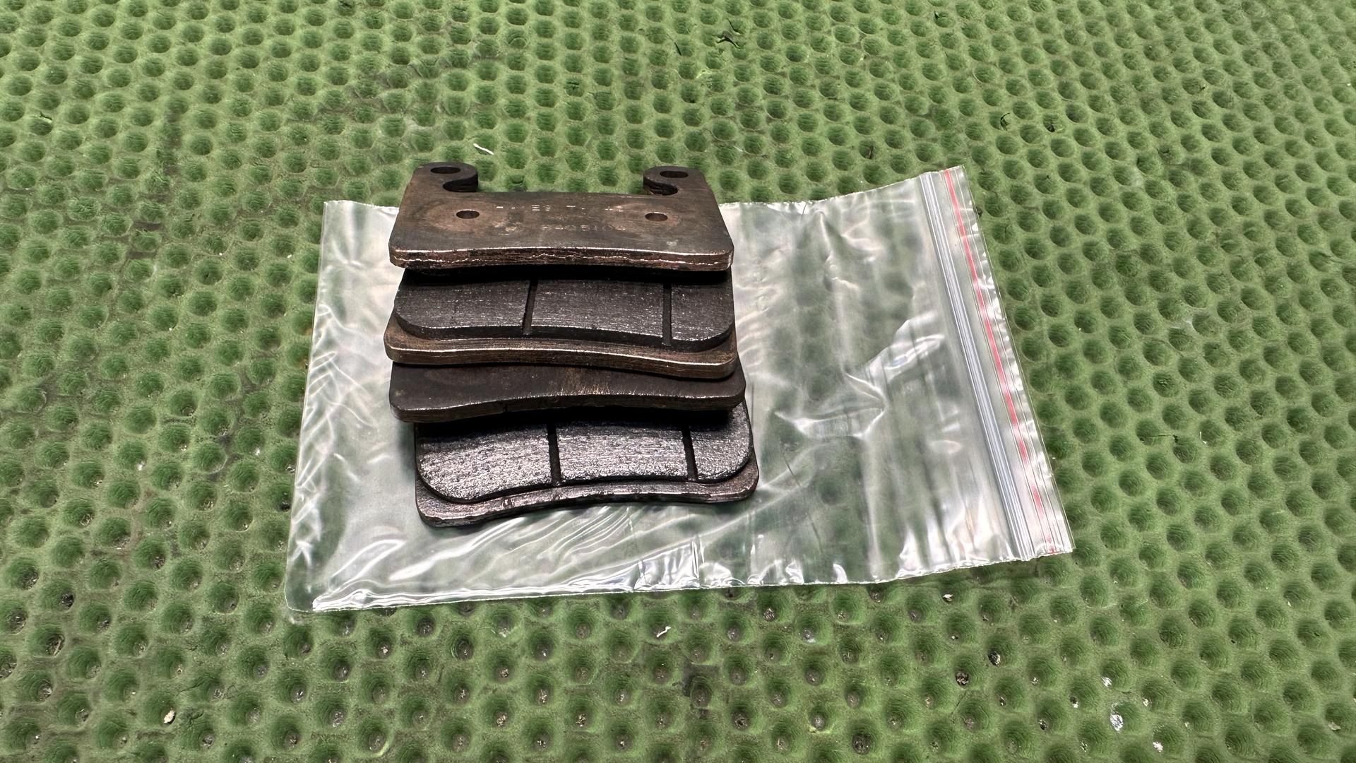 Комплект тормозных накладок впереди 34118405104