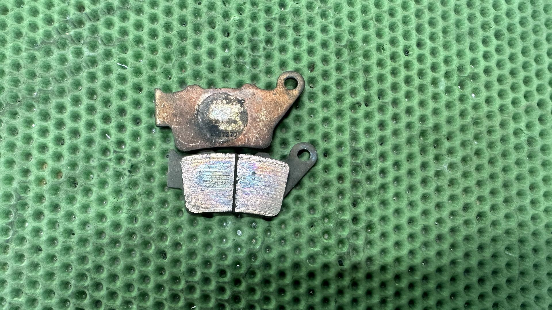 Комплект тормозных колодок задних колес 34217722884