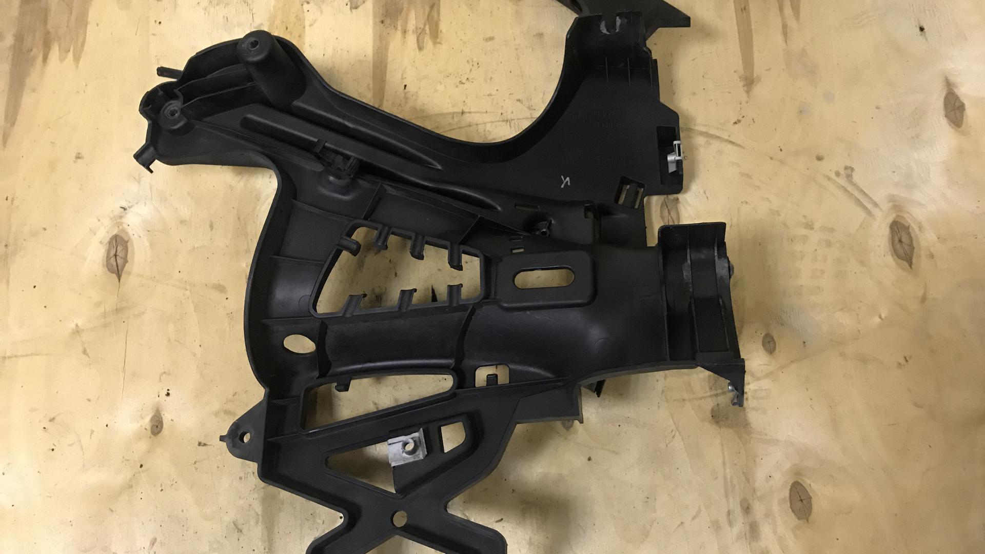 Передний кронштейн Л 46637677761