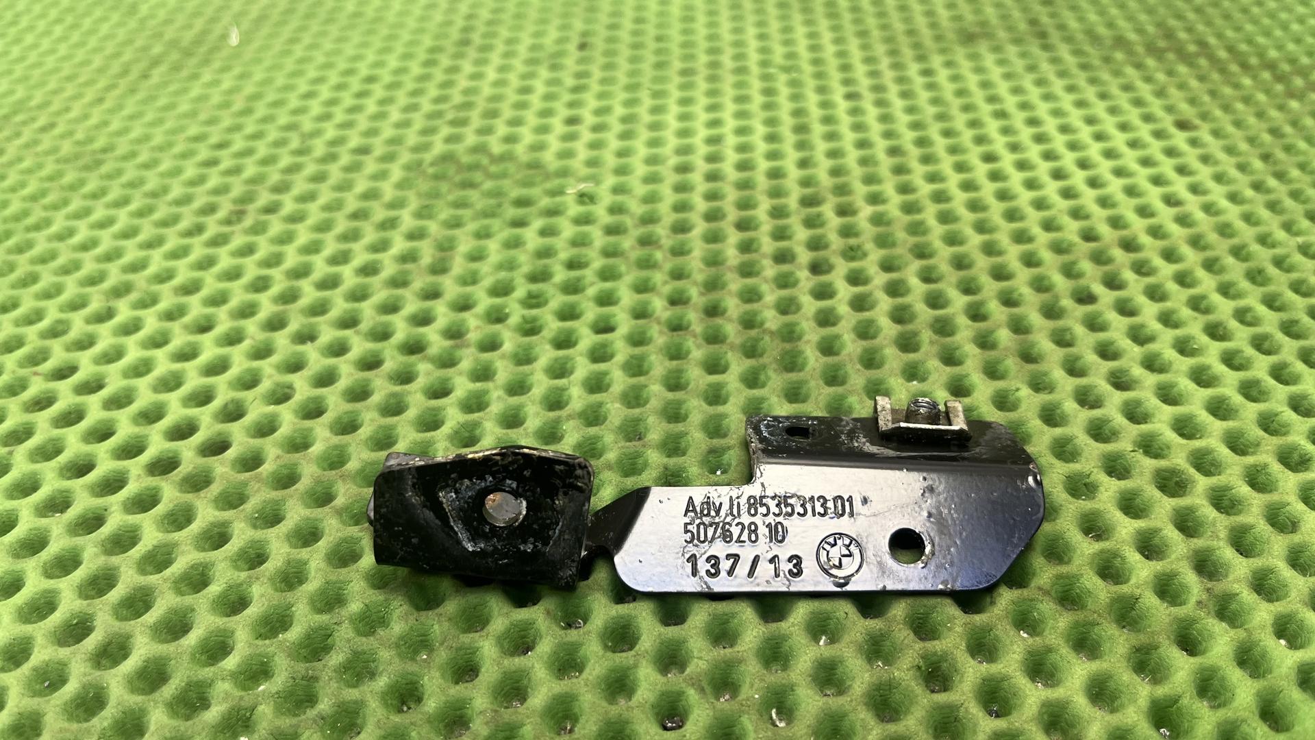 Крепежный уголок левый F800GSA K75 46638535313