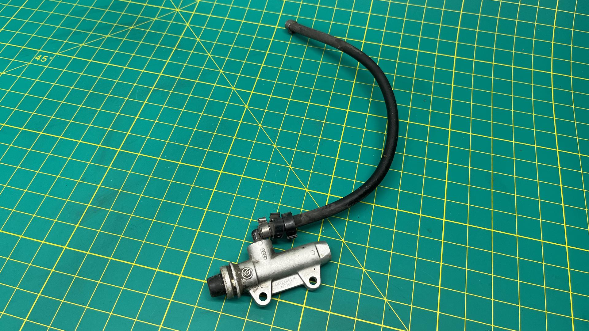 Главный тормозной цилиндр 34317699574