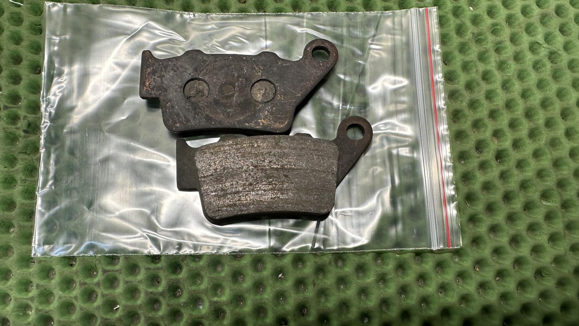 Комплект тормозных колодок задних колес 34217722884