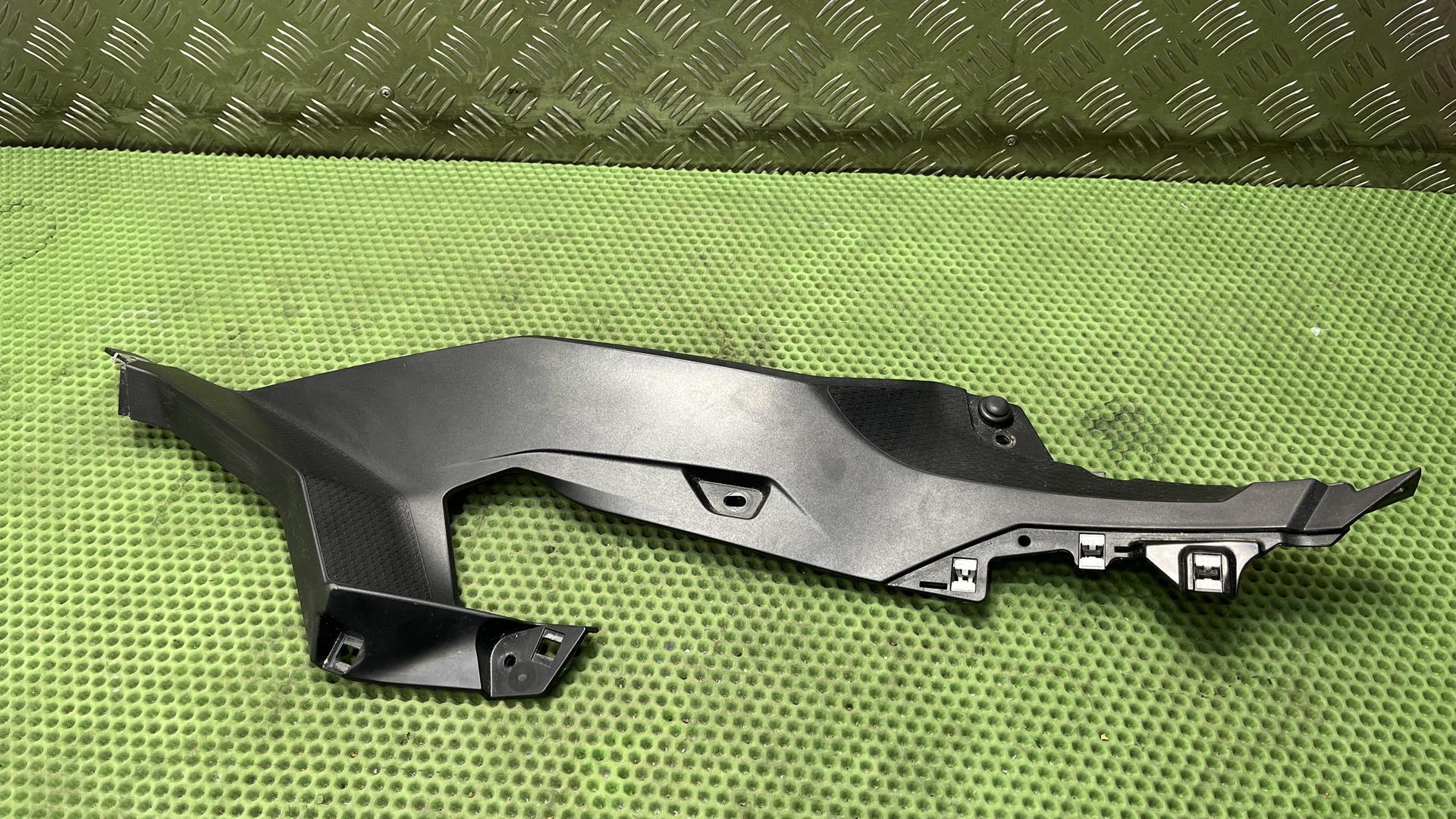 Кожух топливного бака левый внизу 46638403901