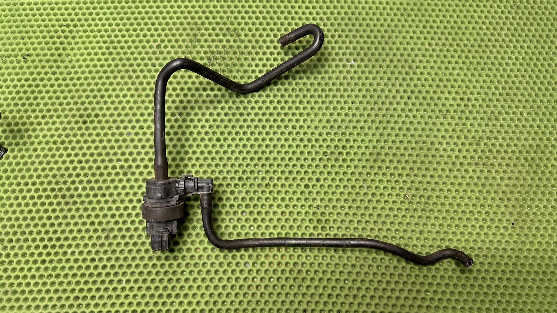 Клапан вентиляции топливного бака 13901433602