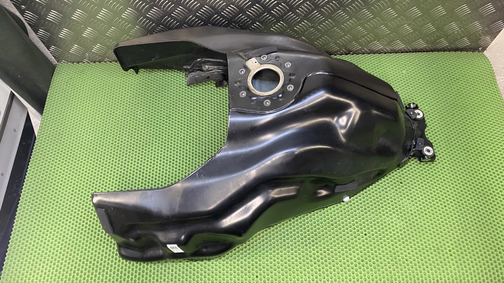 Топливный бак 16118555258