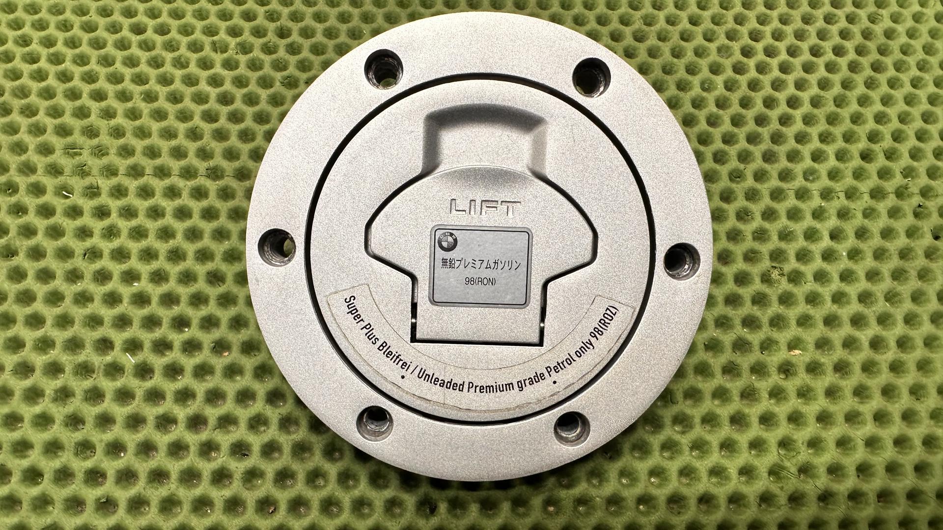 запорный механизм топливного бака 16117685458