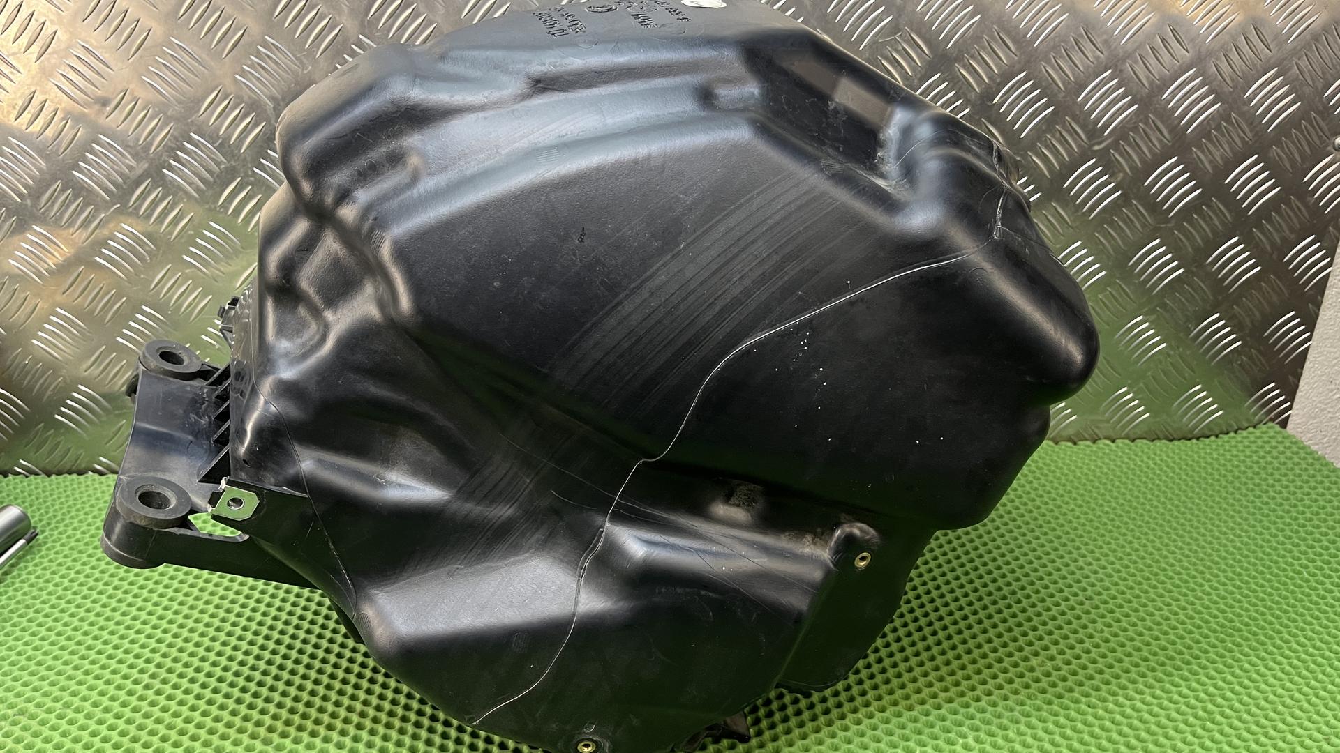 Топливный бак 16118533760