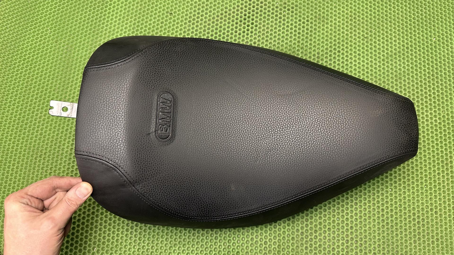 Сиденье водителя черное R18 / R18 Classic 52538402063